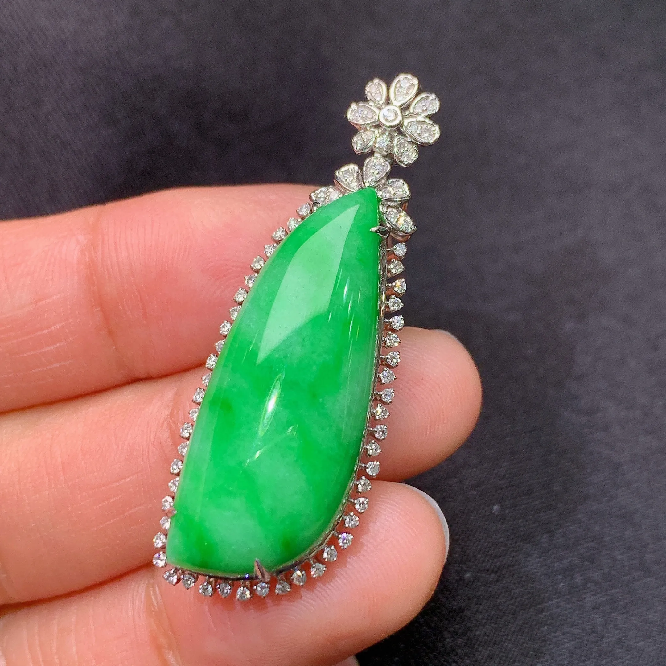 冰阳绿随形吊坠，18k金镶嵌，冰润色阳，玉质细腻，种水足，整体尺寸41.6*14.9*9.7