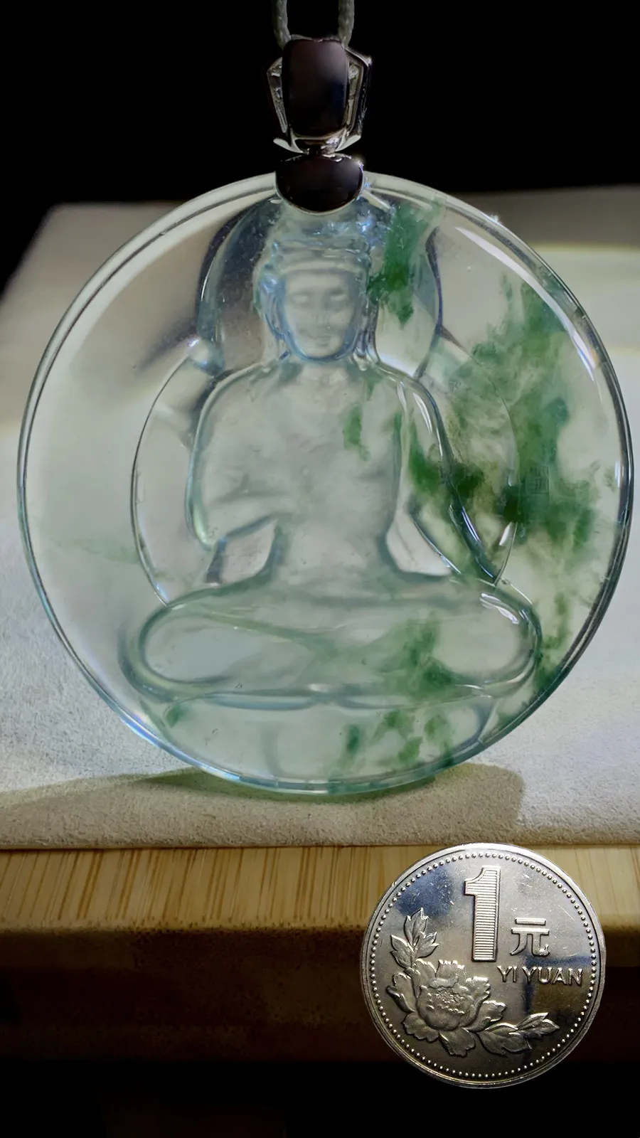 【心静如莲·观自在】，观音菩萨，
林乔玉雕艺术作品，玻璃种缅甸天然翡翠料子，
作品68-56-6.2mm，42.35g，
18K金，南非钻，