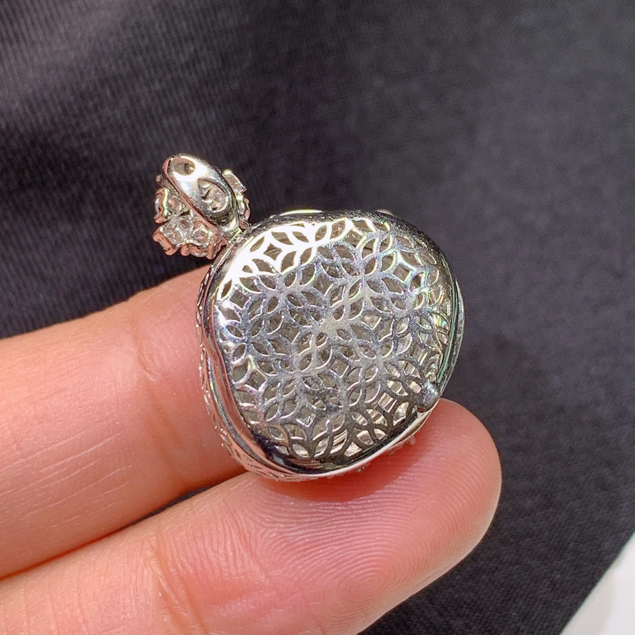 冰飘绿笑佛吊坠，18k金镶嵌，冰润细腻，品相好，种水足，整体尺寸24.3*18.9*9.6