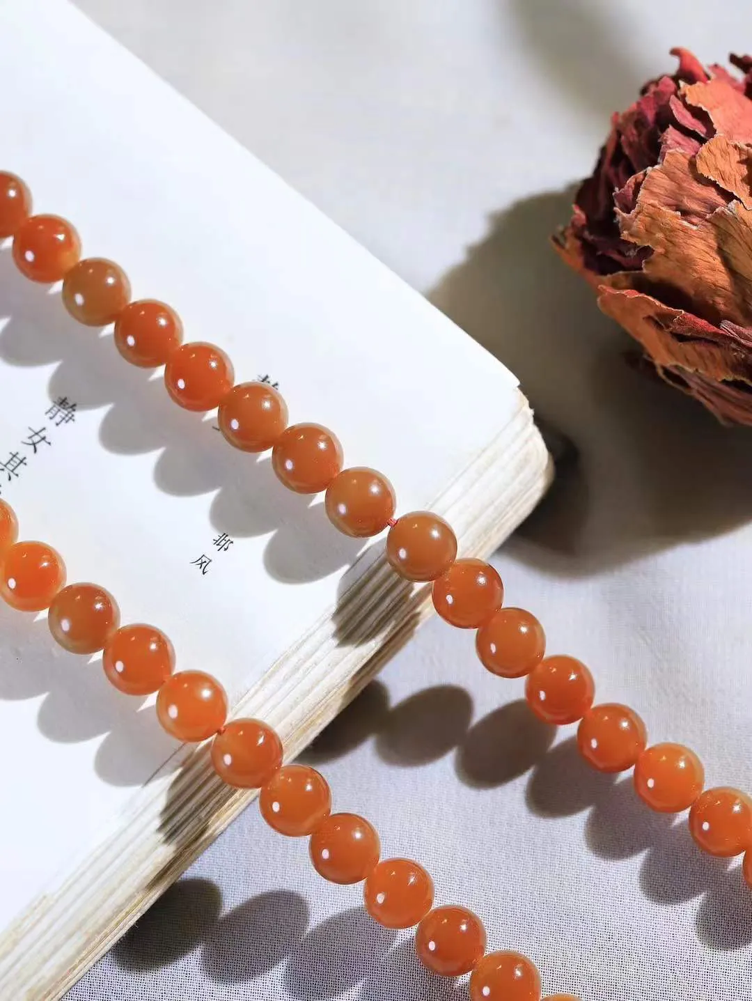 【珠圆玉润.项链】

精品和田玉糖玉珠圆玉润项链 玉质温润细腻 油性十足 佩戴舒适。珠珠落玉盘，间关莺语花底滑，一生美好时光，无论身在何处，都有它相伴相守。事事顺遂，幸福美满，吉祥如意。重83.3克 尺寸取一7.9mm 111102233A