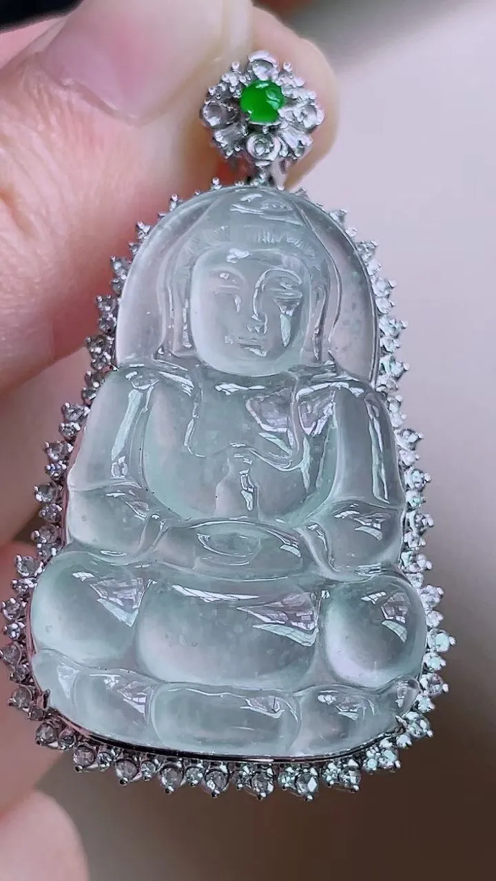 【翡翠名称】18K金豪华镶高冰飘雪花棉观音吊坠
【翡翠尺寸】含金46.5/26.6/10.4mm
【