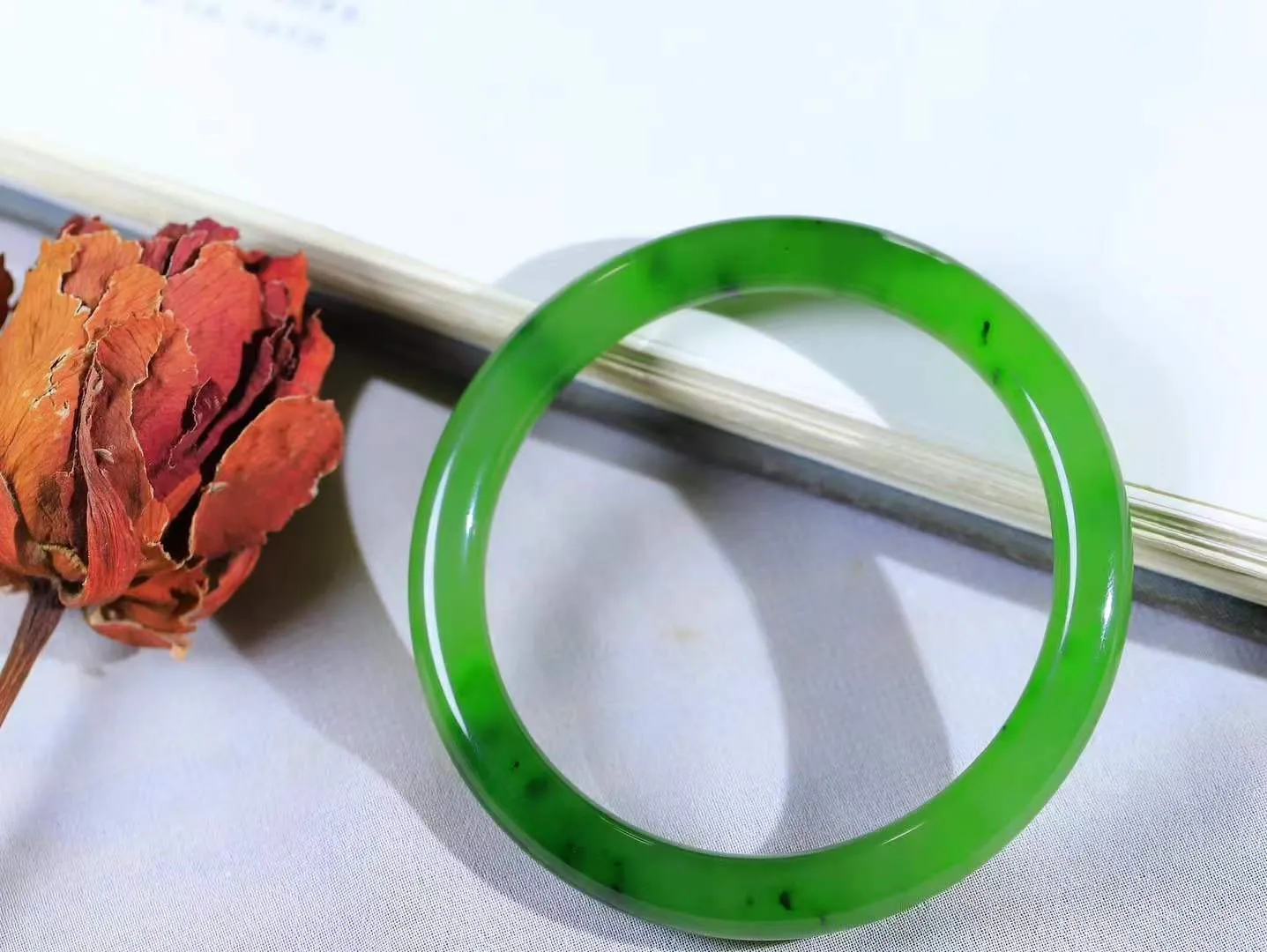 【悠悠芳华.镯】

精品和田玉碧玉圆条手镯 玉质温润 青葱岁月，尽收腕中，婉转流畅，凝岁月悠长。