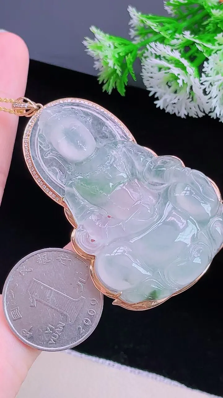 【翡翠名称】老坑种18K金豪镶冰飘花观音挂件
【翡翠尺寸】含金66.4/39/7.9mm mm
【翡翠描述】缅甸天然翡翠A货，种老水足，玉质细腻，色泽靓丽，性价比高，佩戴效果好！