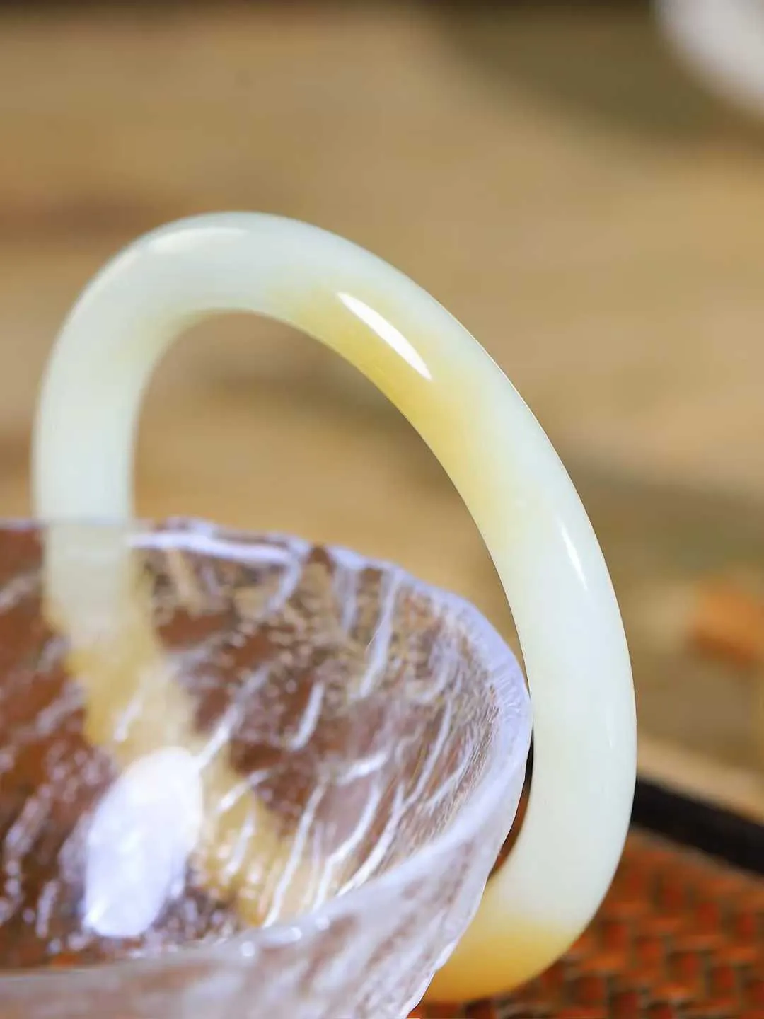 【玉佳人·手镯】

精品和田玉糖白玉圆条手镯 ，玉质细腻油润，做工细致精美，端庄素雅，亭亭玉立，芊芊素手。芊芊素手，怎能忘镯？秀美圆条，更显婀娜。内径53mm 尺寸8.3-8.4mm重31.4克 691101484T