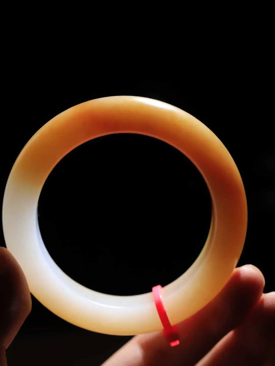 （一见倾心.手镯）

精品和田玉糖白玉手镯，玉质温润细腻 油性十足 手感舒适，高华雅逸，线条流畅，简约大气，美自天成，素雅高贵。佩戴于腕间，婉约之美，举手投足间透出那低调奢华。重81克 尺寸54-15.2-10.5mm161151430T