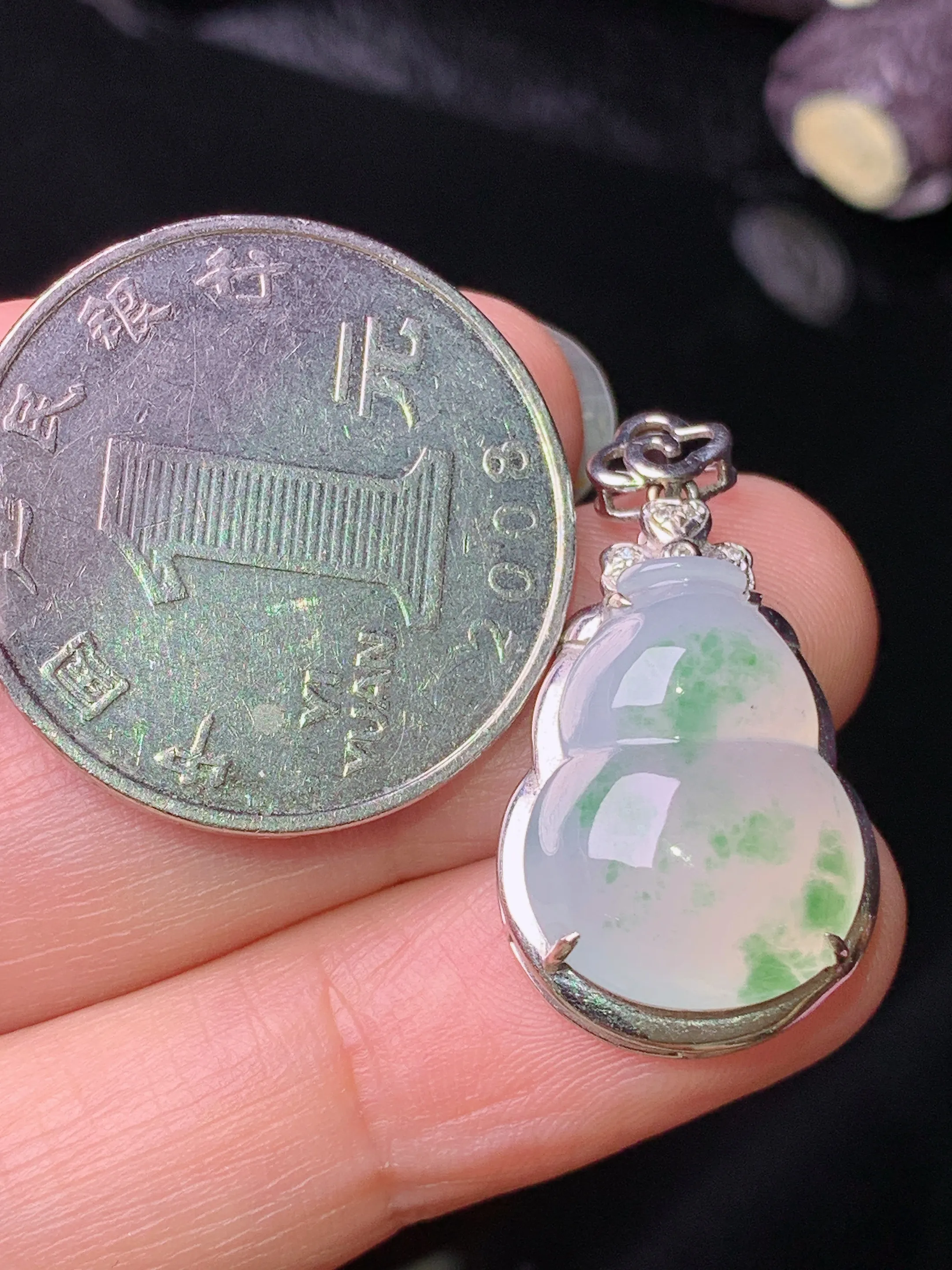 18k金钻镶嵌冰种飘绿葫芦吊坠 玉质细腻 色泽清新艳丽 整体尺寸27.7*15*7.7