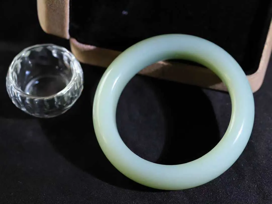 【花样年华·手镯】

精品️和田玉青白玉手镯，质地油润细腻，色泽高贵典雅，镯型古朴典雅。在诗情画意的雨巷相遇，你是我腕间的一抹风情，有你眸有深情，清风荡漾湖间静水，我愿俯身低眉，在烟波涟漪处，寻你深情倩影。重99克  尺寸57.5-17.3-10.9mm   751101454A