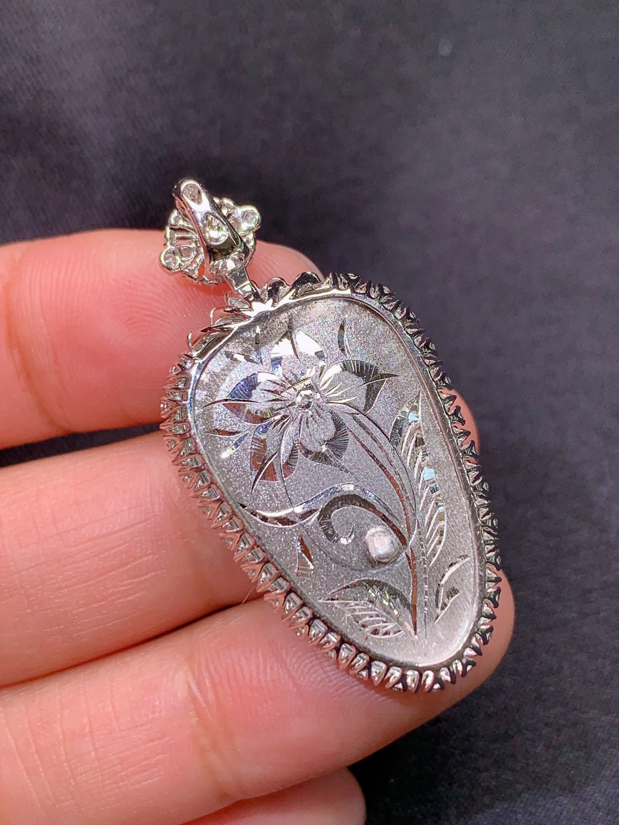 冰紫罗兰树叶吊坠，18k金镶嵌，温润细腻，颜色鲜艳，整体尺寸38.7*19.5*9.7