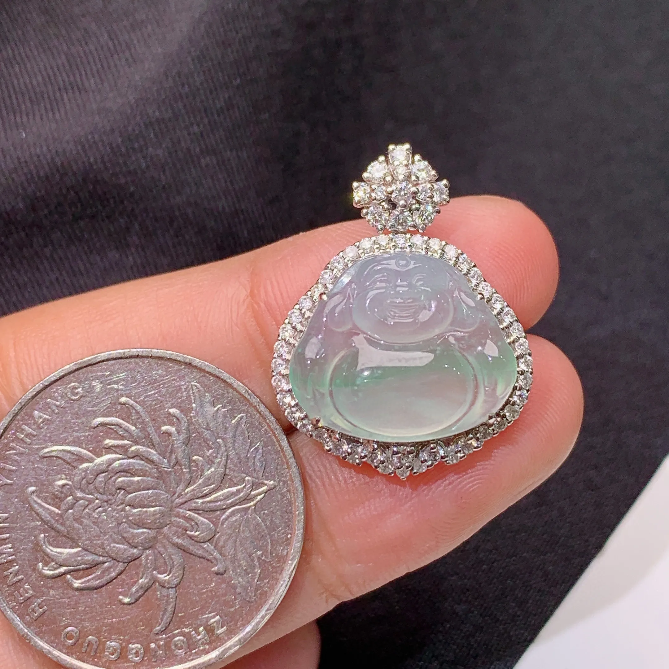 冰飘绿笑佛吊坠，18k金镶嵌，冰润细腻，品相好，种水足，整体尺寸24.3*18.9*9.6