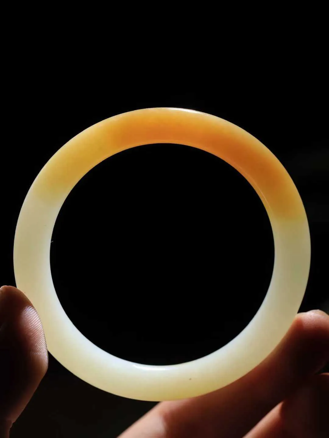 【玉佳人·手镯】

精品和田玉糖白玉圆条手镯 ，玉质细腻油润，做工细致精美，端庄素雅，亭亭玉立，芊芊素手。芊芊素手，怎能忘镯？秀美圆条，更显婀娜。内径53mm 尺寸8.3-8.4mm重31.4克 691101484T