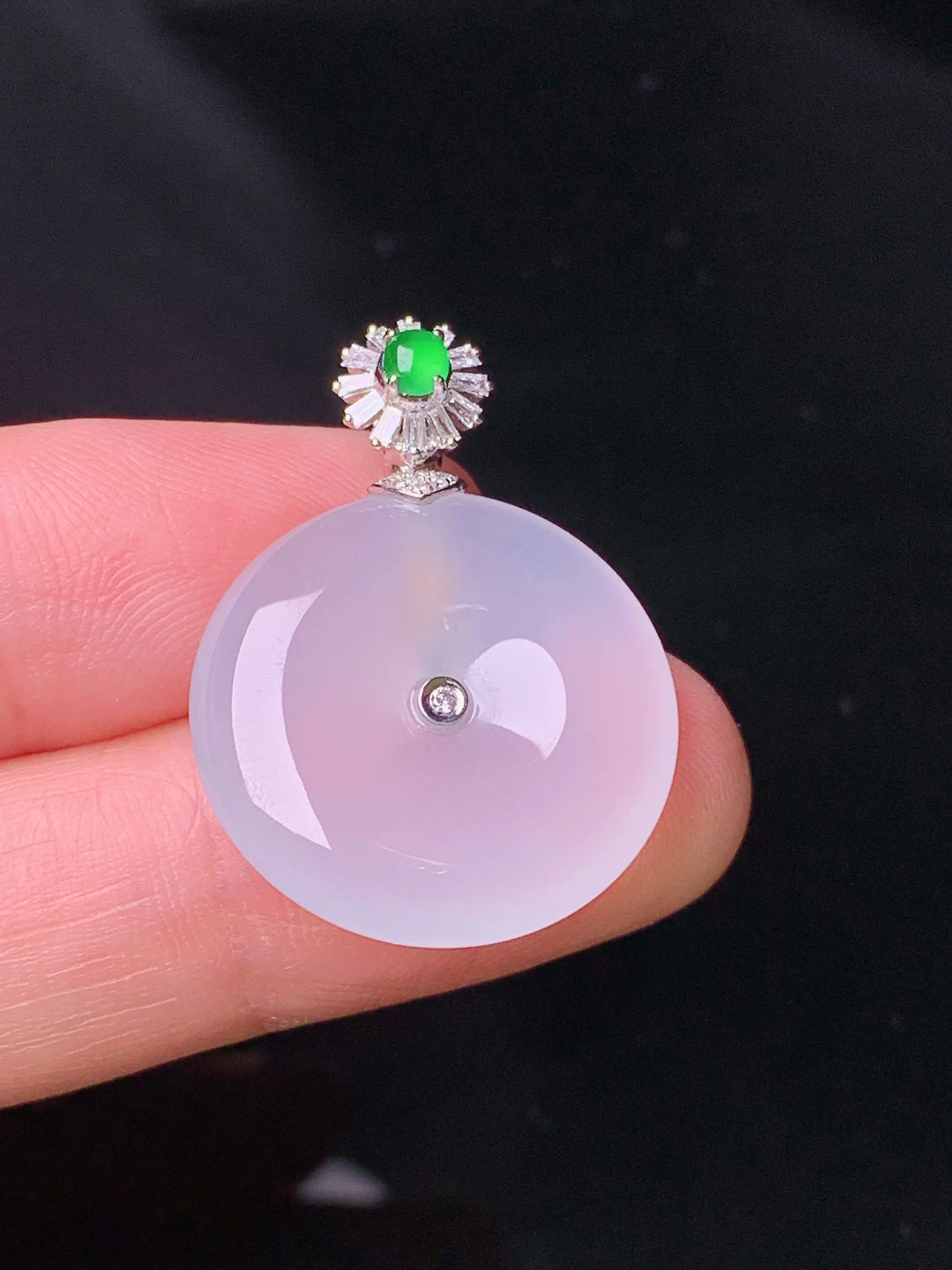 18k金钻镶嵌冰种平安扣吊坠 玉质细腻 色泽清新艳丽 整体尺寸28.7*20.7*4.8