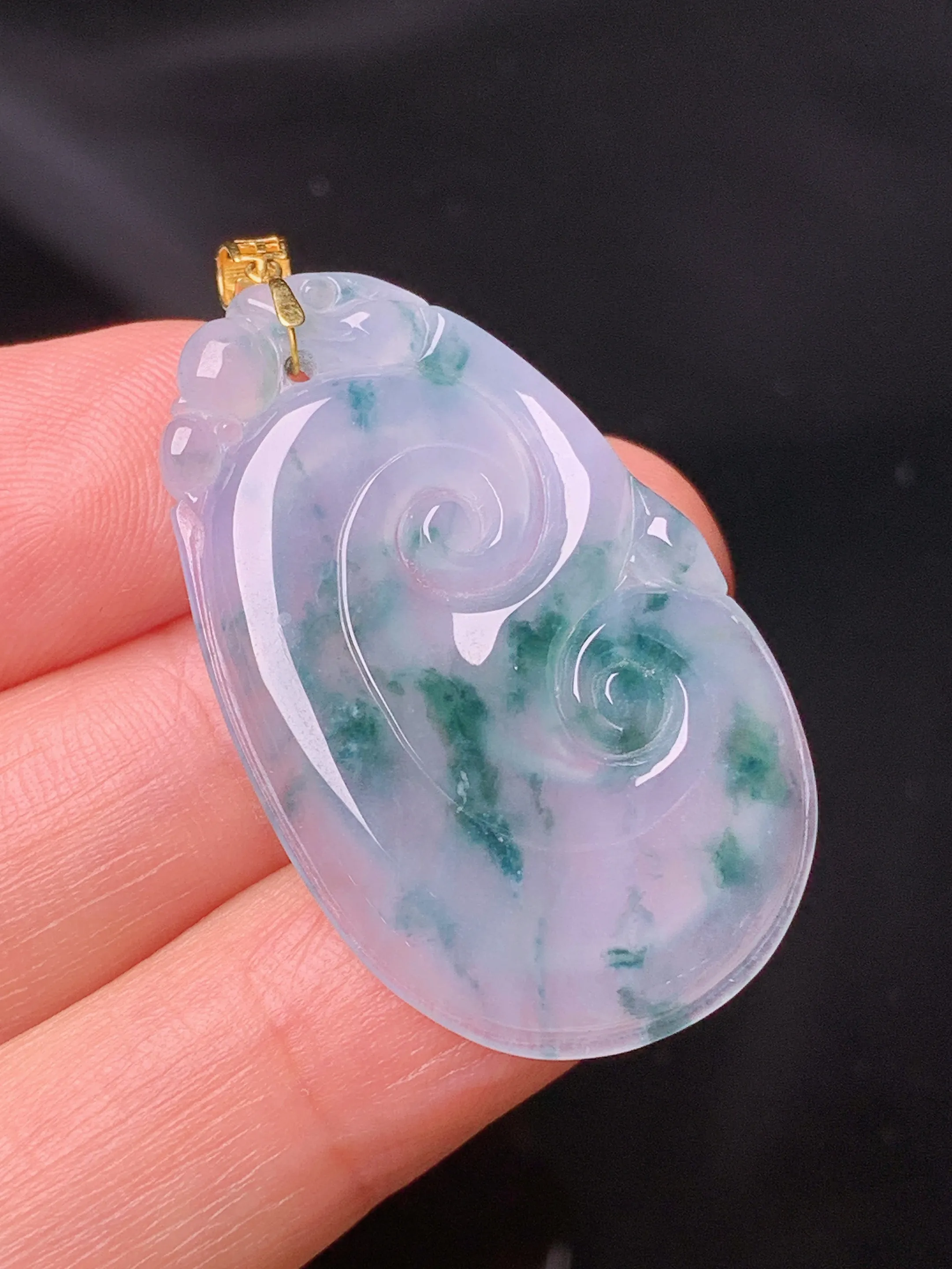 18k金镶嵌飘绿如意吊坠 玉质细腻 色泽清新艳丽 整体尺寸39*21*3.2