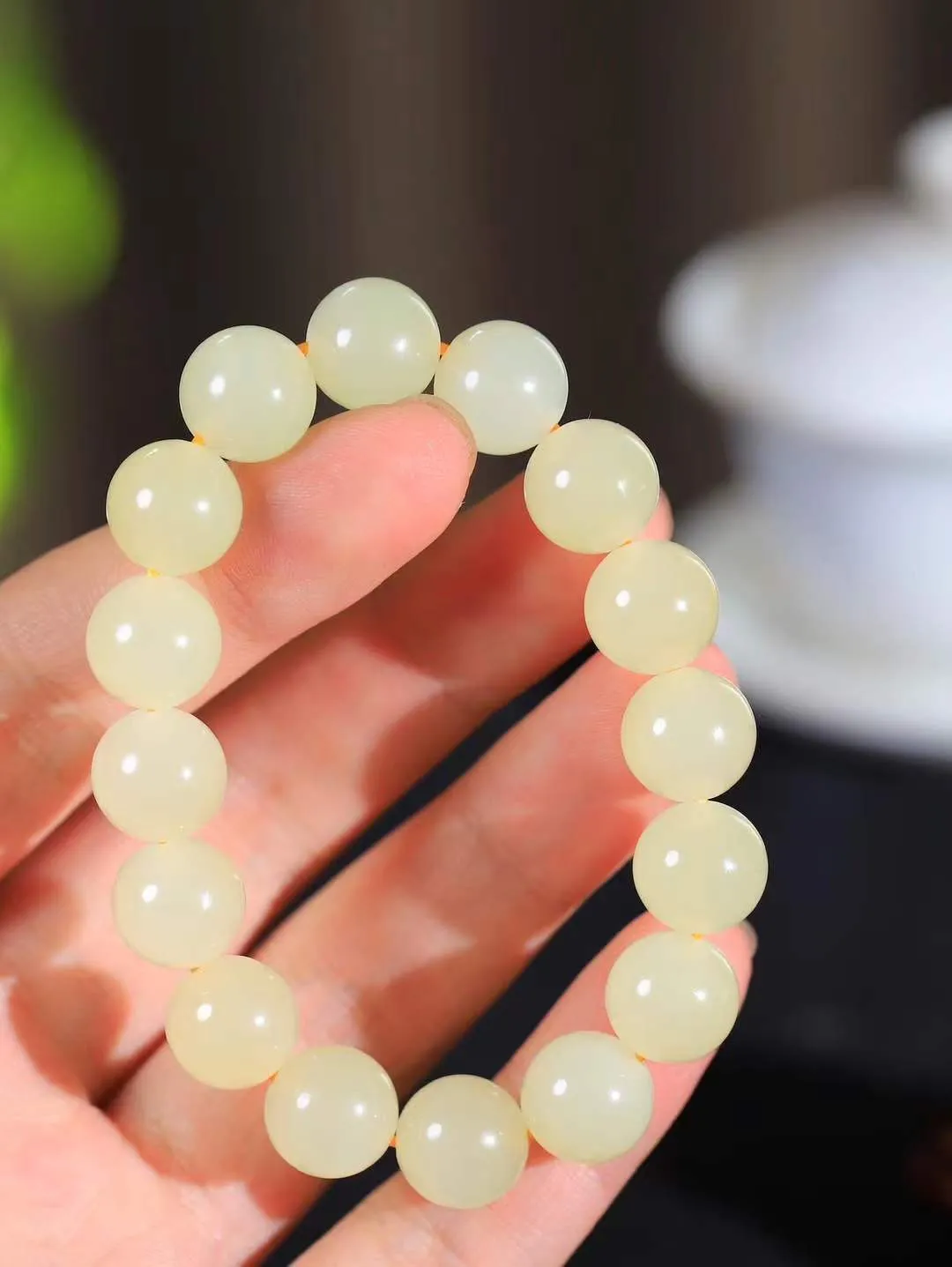 【珠圆玉润.手串】

精品和田玉蜂蜜水珠圆玉润手串 玉质温润细腻  整串打磨圆润，佩戴舒适。珠珠落玉盘，间关莺语花底滑，一生美好时光，无论身在何处，都有它相伴相守。事事顺遂，幸福美满，吉祥如意。重43.7克 尺寸取一12mm FDA-161102213