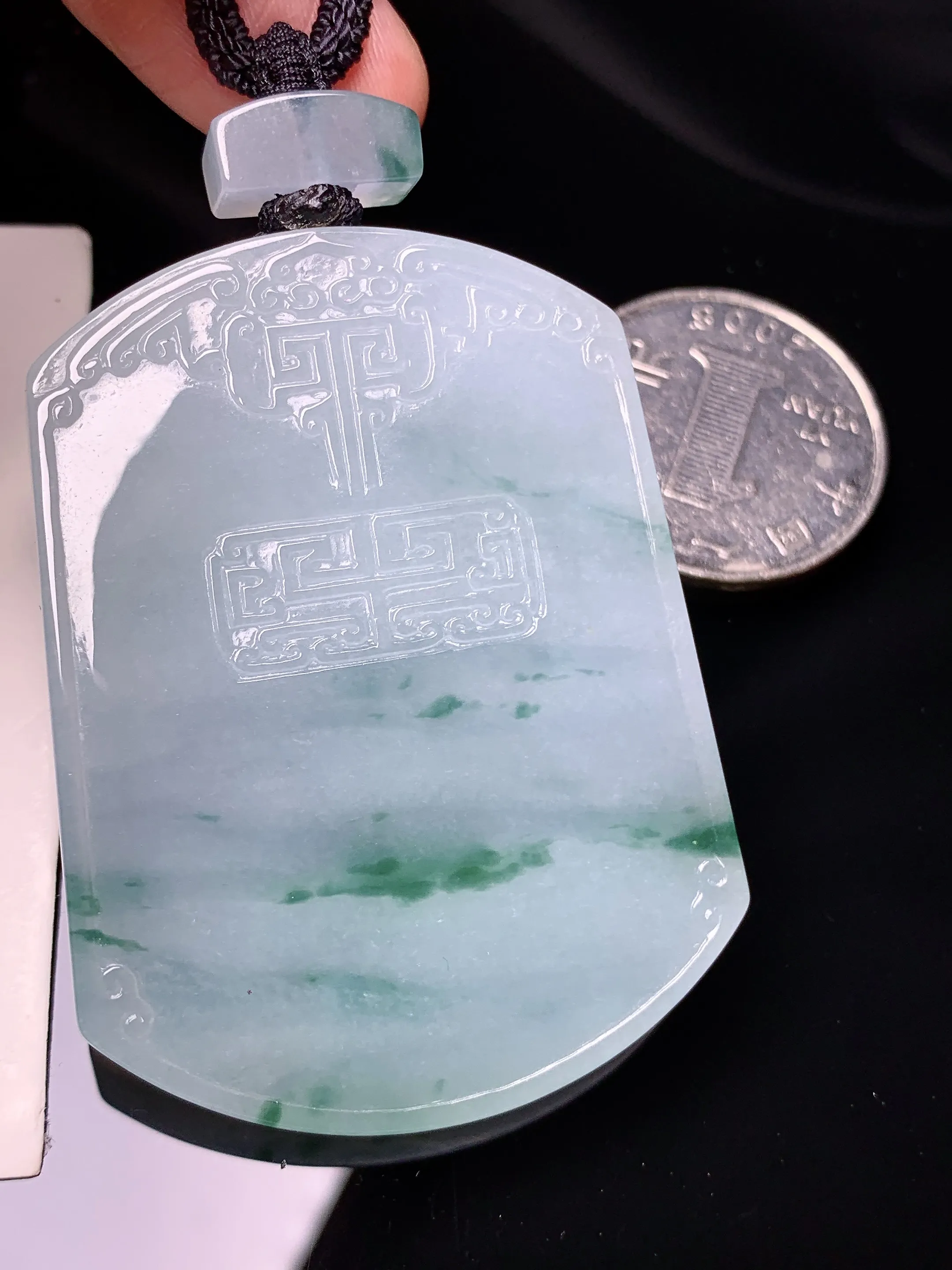 飘绿无事牌吊坠 玉质细腻 色泽清新艳丽 整体尺寸53.2*40.5*6