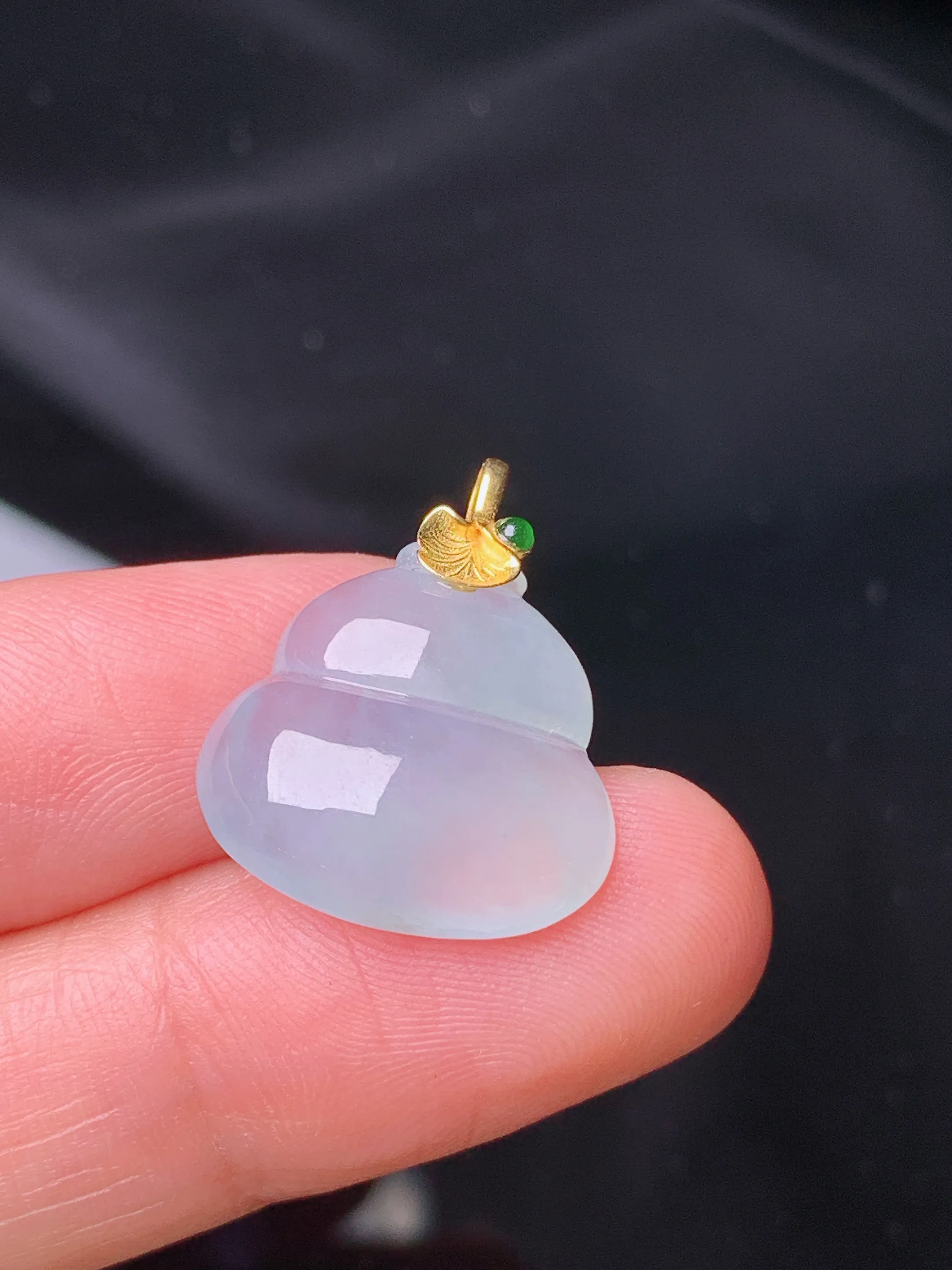 18k金镶嵌冰种葫芦吊坠 玉质细腻 色泽清新艳丽 整体尺寸21*16.8*5