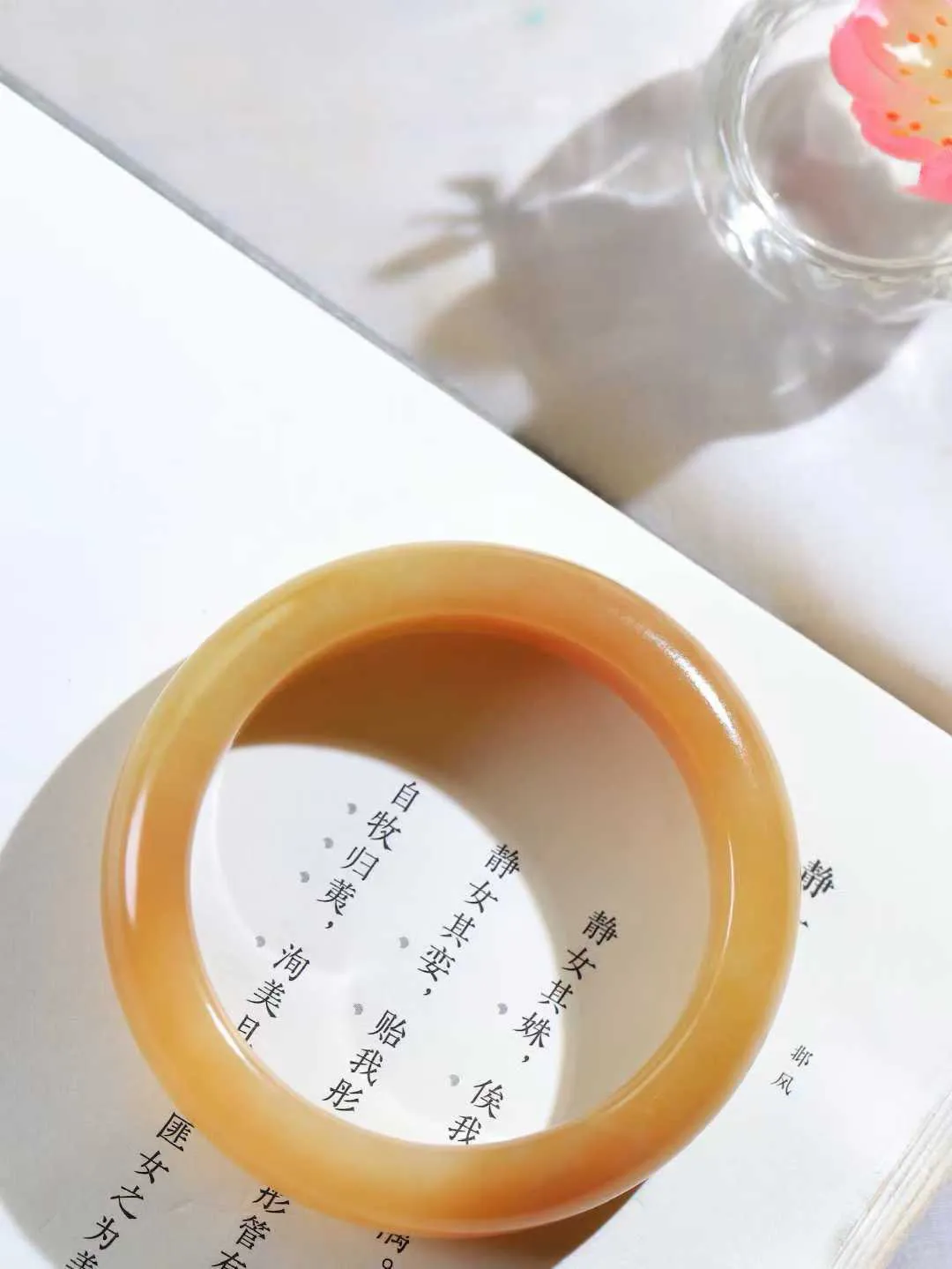 【暖玉生香·手镯】

精品和田玉糖白玉手镯，质地油润细腻，色泽高贵典雅，镯型古朴典雅。在诗情画意的雨巷相遇，你是我腕间的一抹风情，有你眸有深情，清风荡漾湖间静水，我愿俯身低眉，在烟波涟漪处，寻你深情倩影。内径53mm尺寸13.8-8.7mm重59.3克  691151451T