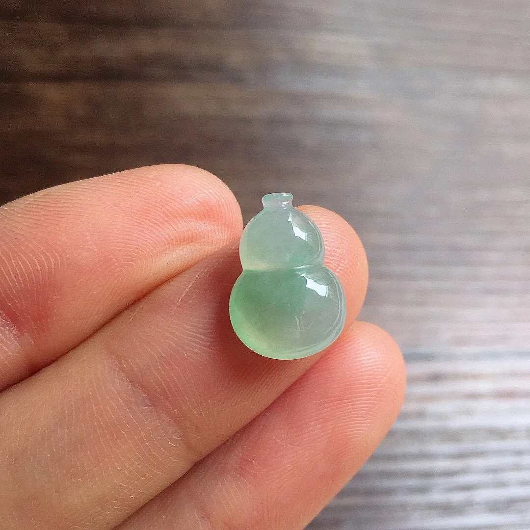 镶嵌款 冰晴底葫芦，冰润饱满，玉质细腻，种水足，整体尺寸14*10.2*4.7