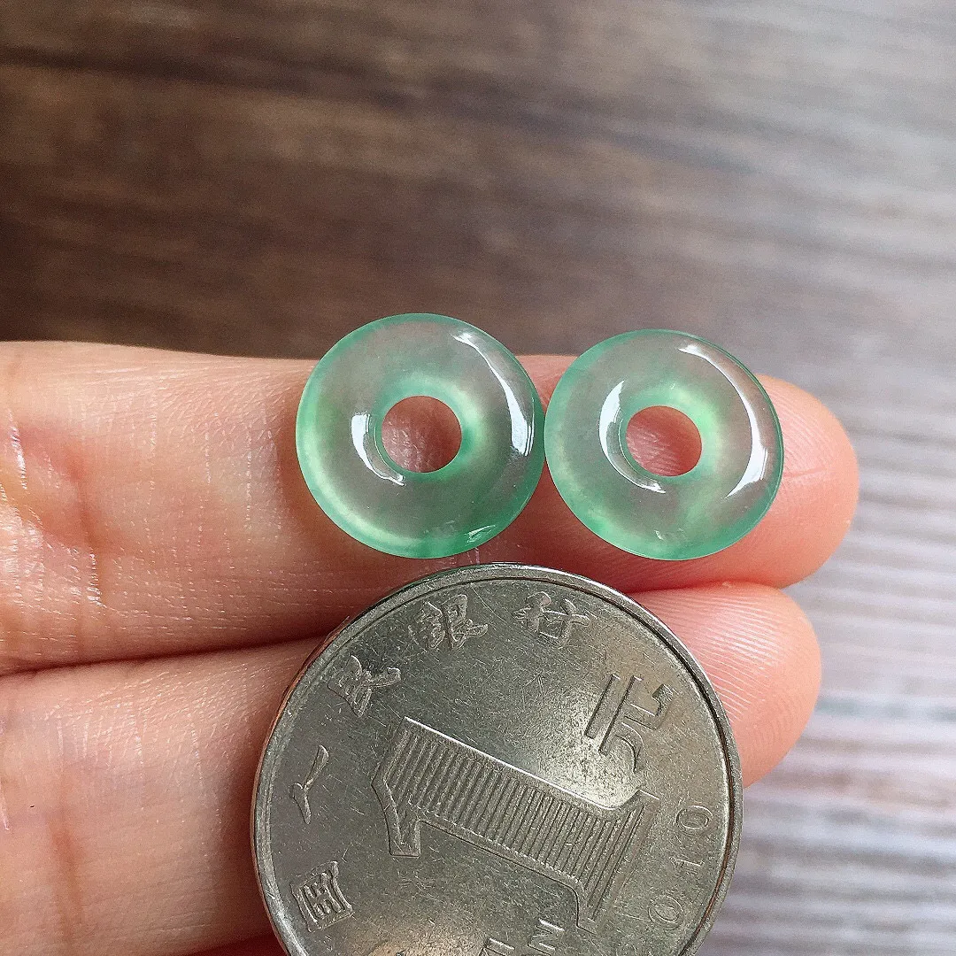 冰晴底甜甜圈一对，镶嵌佳品，冰润细腻，种水足，整体尺寸12.4*2.3