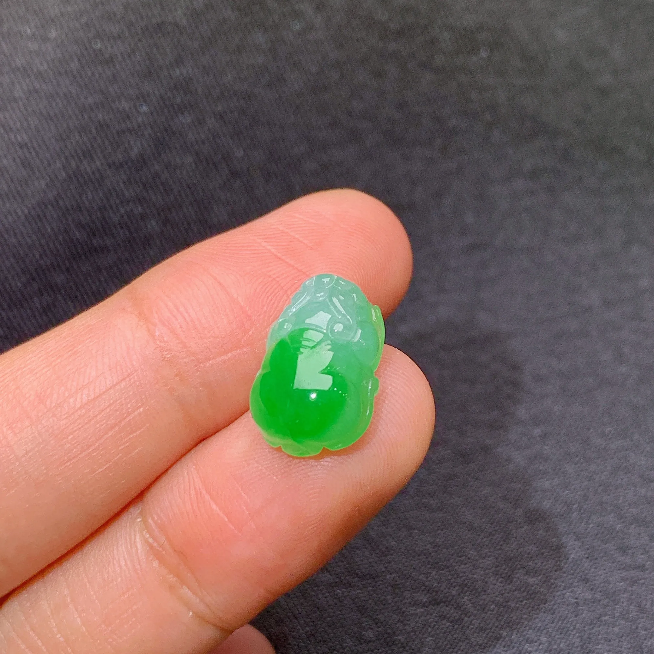 镶嵌款 冰飘绿貔貅，冰润色阳，玉质细腻，种水足，整体尺寸13.5*9.2*5.2