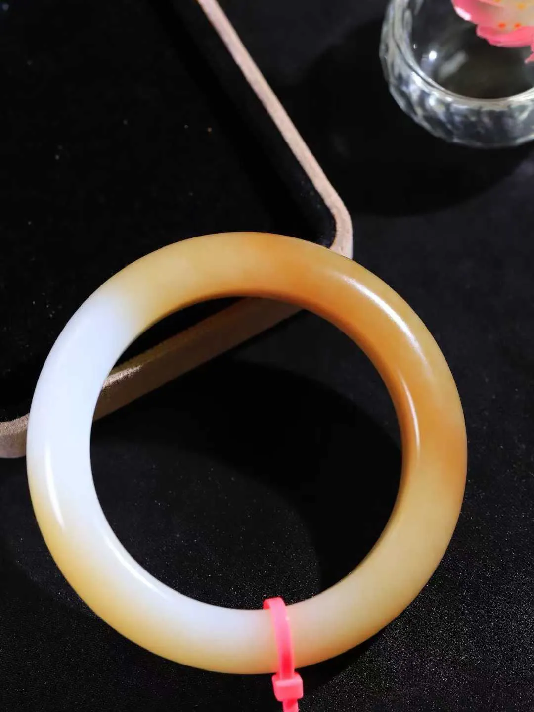 （一见倾心.手镯）

精品和田玉糖白玉手镯，玉质温润细腻 油性十足 手感舒适，高华雅逸，线条流畅，简约大气，美自天成，素雅高贵。佩戴于腕间，婉约之美，举手投足间透出那低调奢华。重81克 尺寸54-15.2-10.5mm161151430T