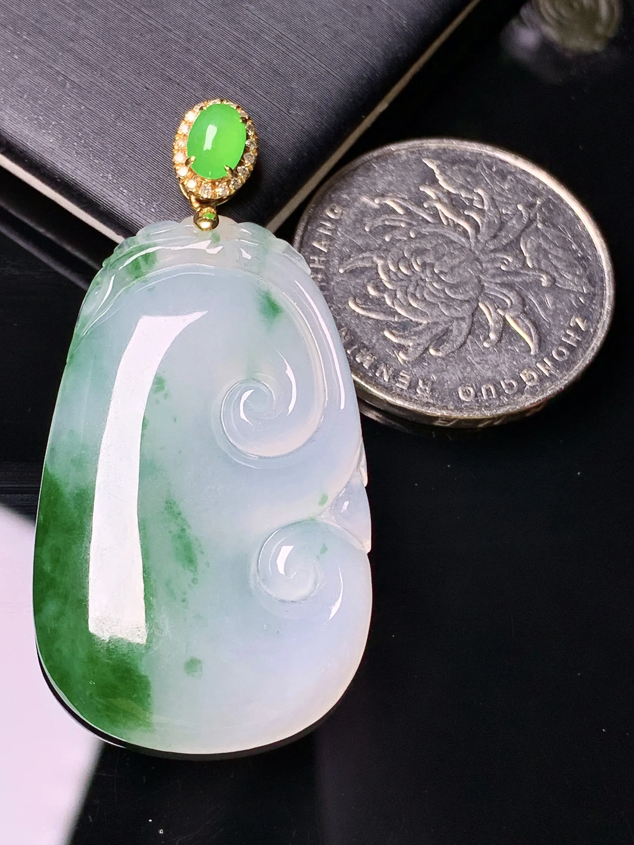18k金钻镶嵌飘绿如意吊坠 玉质细腻 色泽清新艳丽 整体尺寸46*22.7*4.8