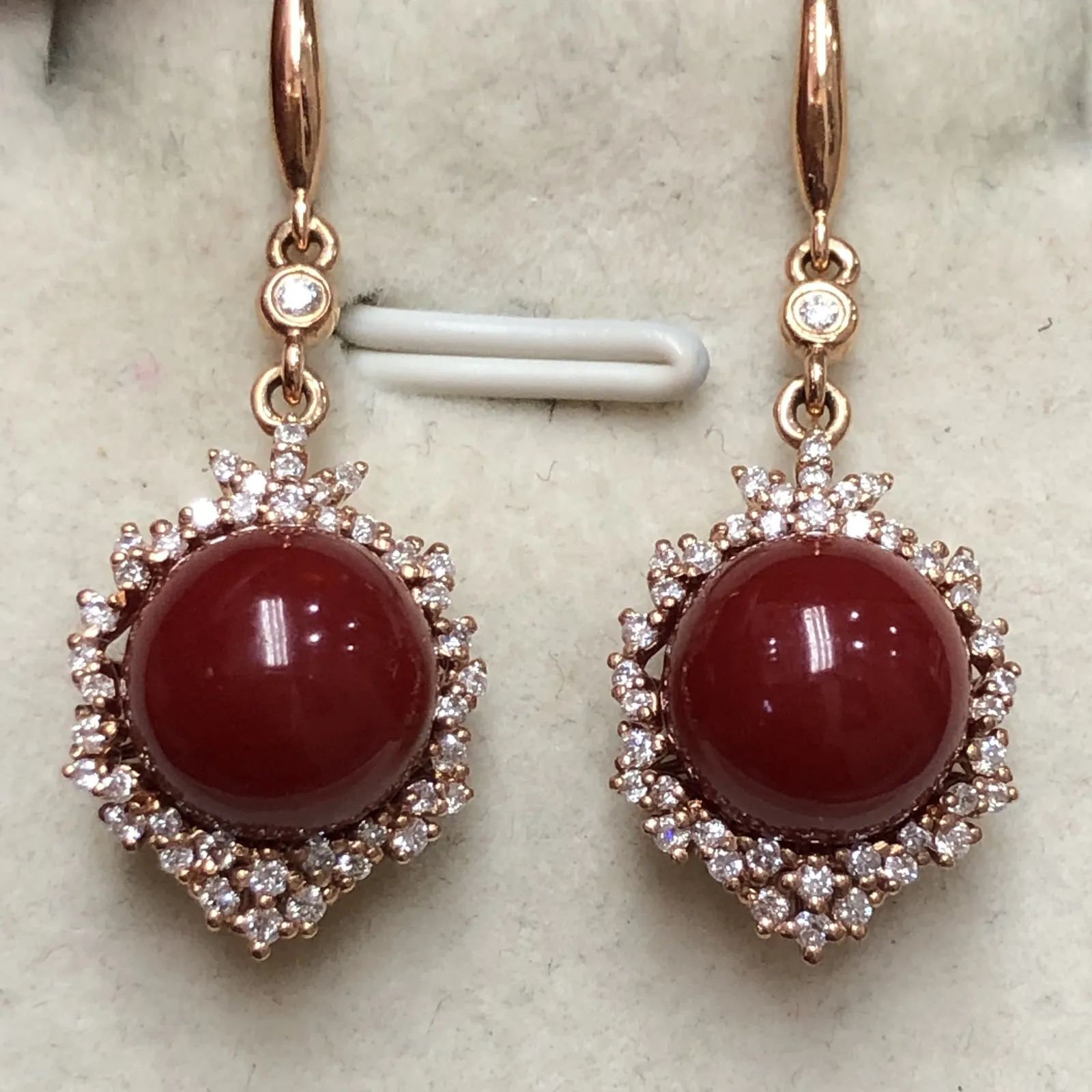 【天然阿卡牛血红珊瑚8.7mm圆珠大钻满钻豪华镶嵌耳坠】可遇不可求！日本深海阿卡材料，天然无添加无优化，牛血红色，裸石尺寸为8.7*8.7*8.7mm，整体尺寸31.2*11.8*10mm，18k金大钻石满钻豪华镶嵌！重量4.71克。高端大气上档次！