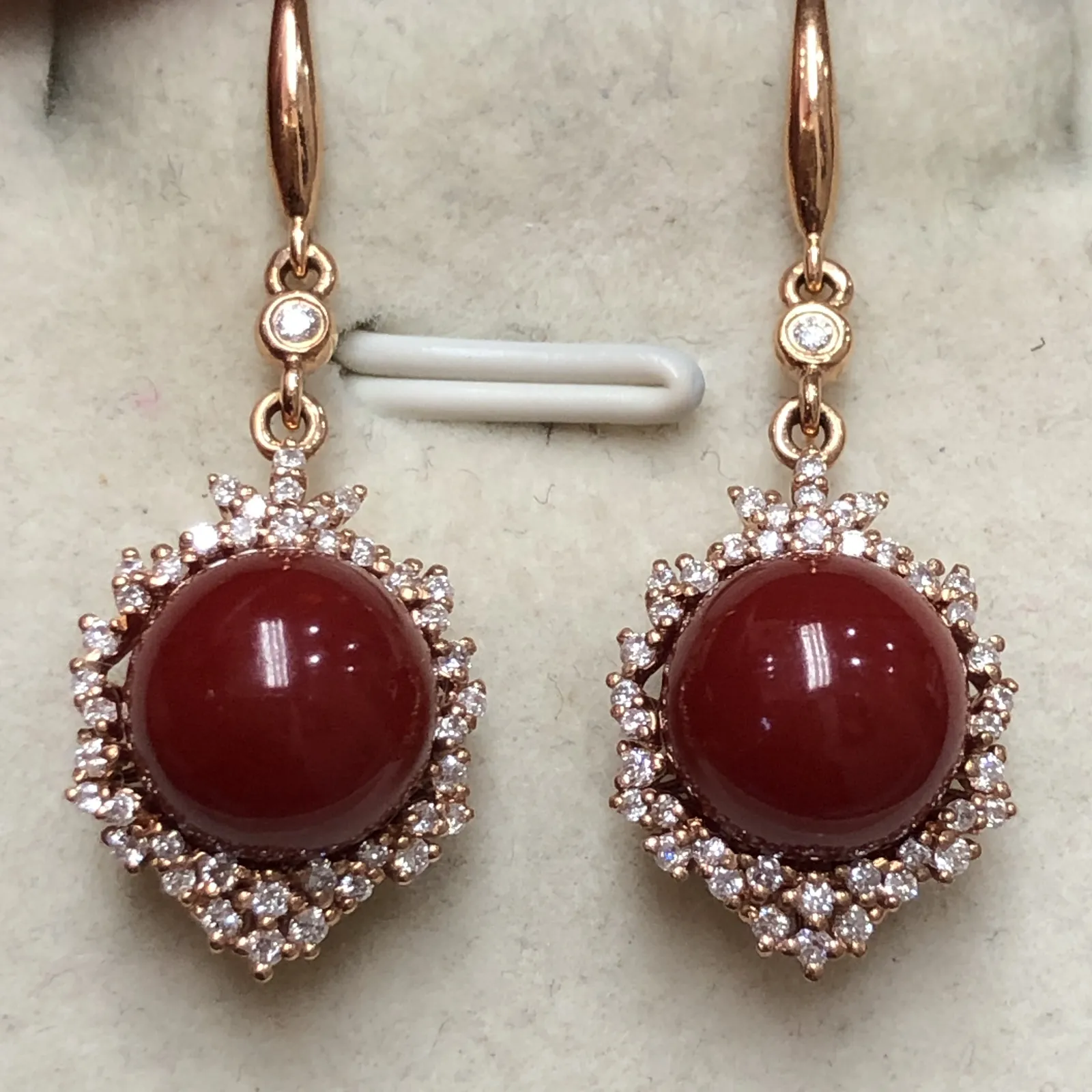 【天然阿卡牛血红珊瑚8.7mm圆珠大钻满钻豪华镶嵌耳坠】可遇不可求！日本深海阿卡材料，天然无添加无优化，牛血红色，裸石尺寸为8.7*8.7*8.7mm，整体尺寸31.2*11.8*10mm，18k金大钻石满钻豪华镶嵌！重量4.71克。高端大气上档次！