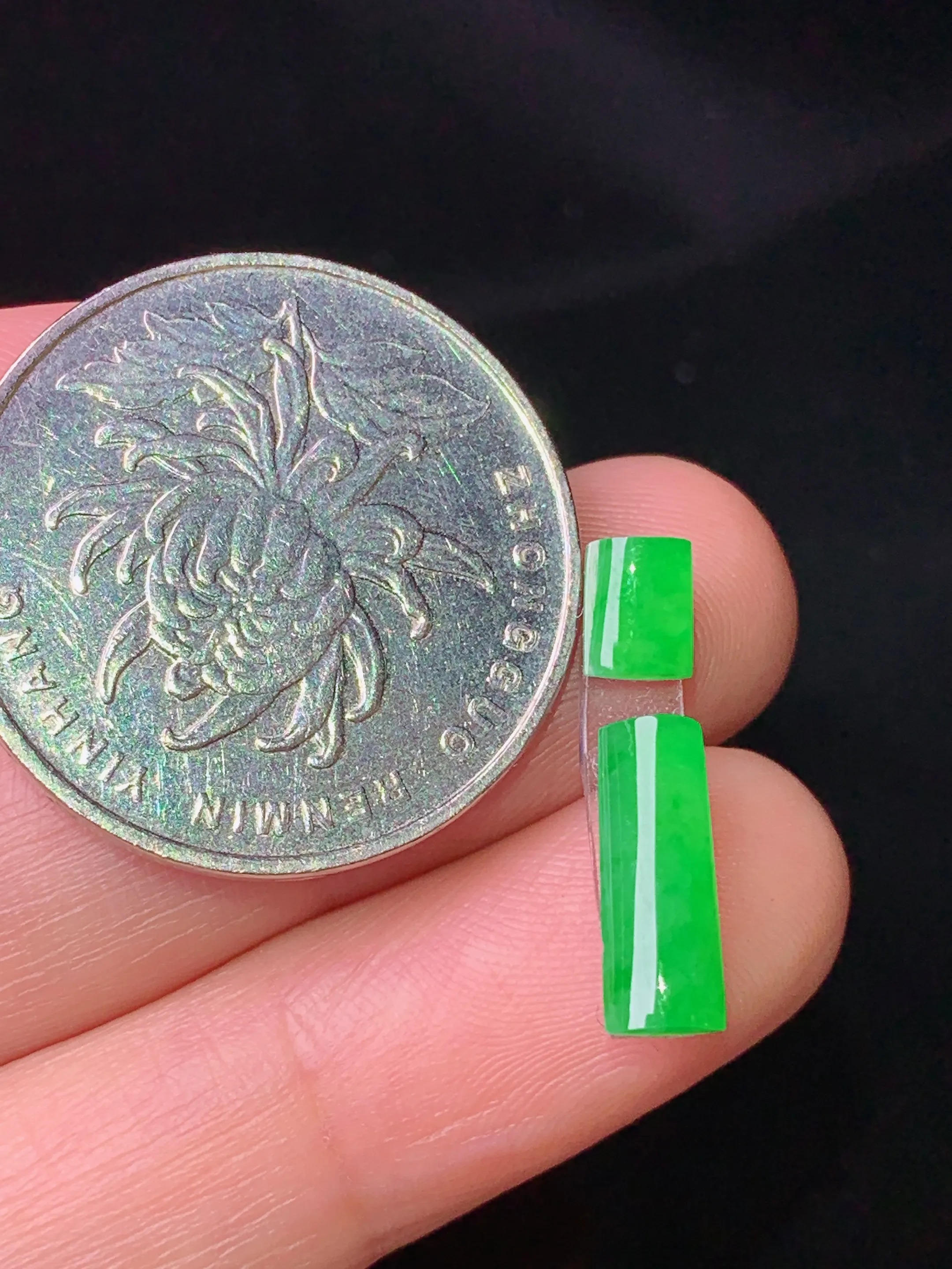 镶嵌款 满绿玉柱吊坠 玉质细腻 色泽清新艳丽 整体尺寸12.2*4.6*2.3