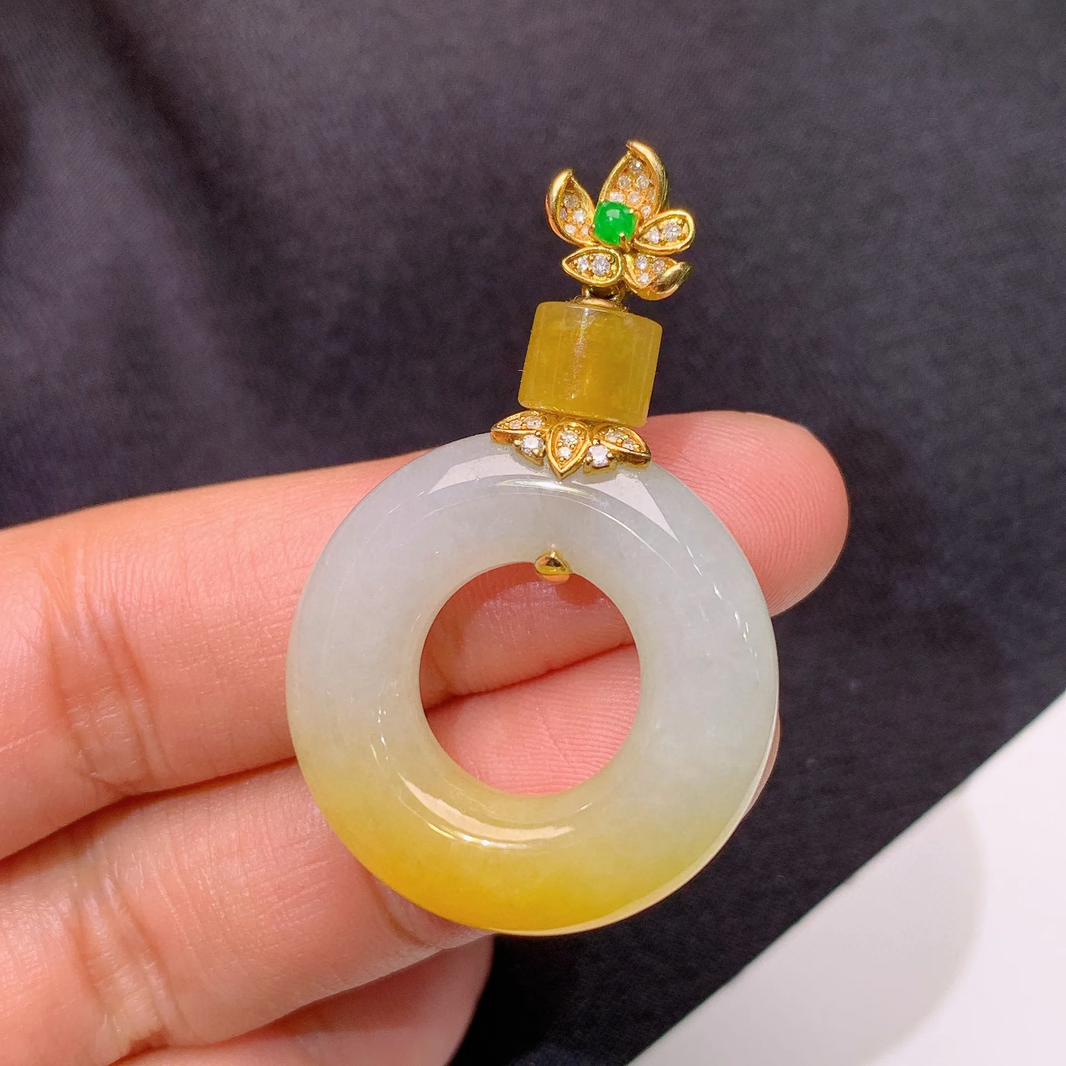 冰黄翡甜甜圈吊坠，18k金镶嵌，色泽鲜艳，水色超佳 整体尺寸39.7*25.7*5.9