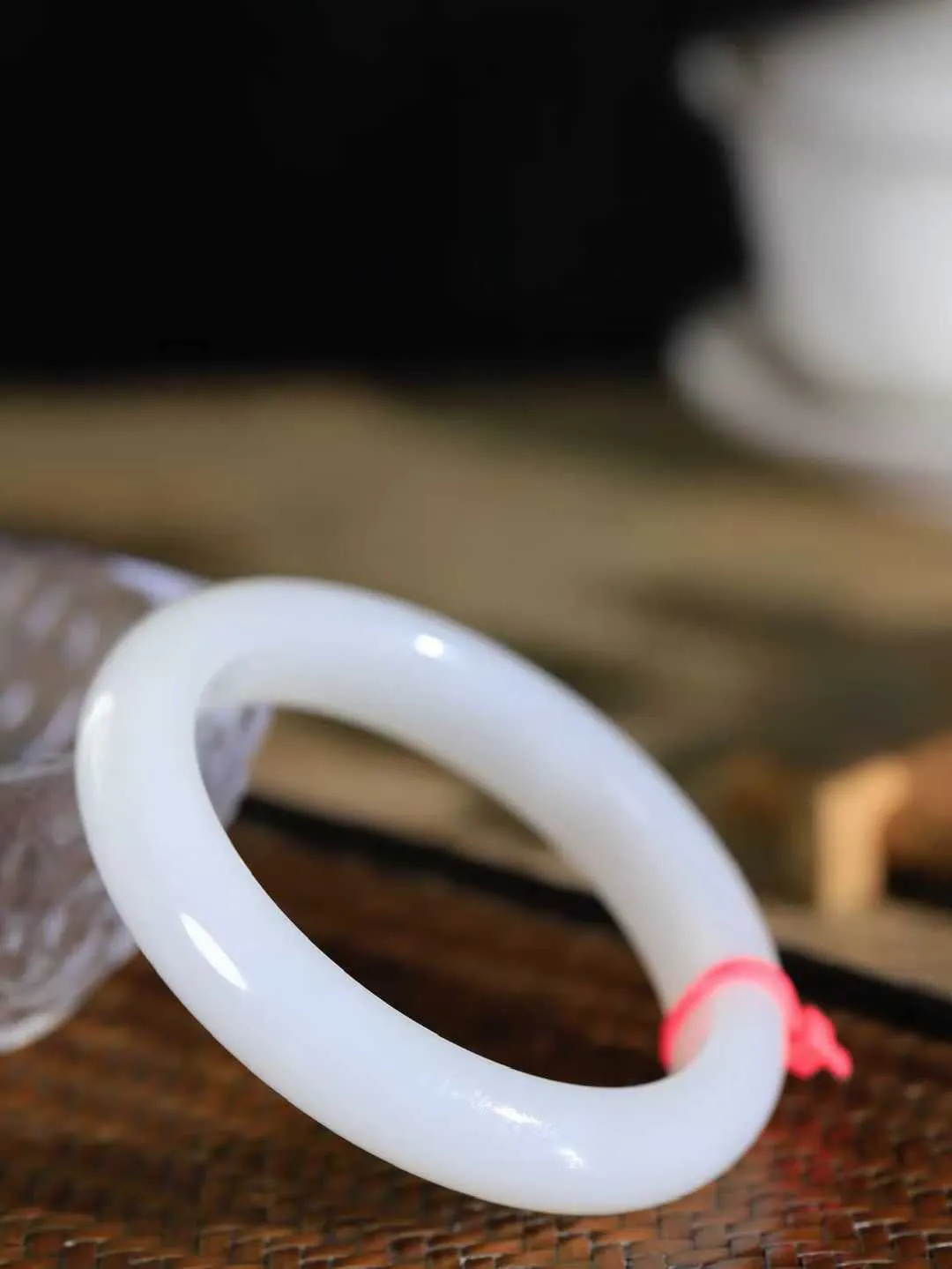 【花样年华·手镯】

精品和田玉白玉手镯，质地油润细腻，色泽高贵典雅，镯型古朴典雅。在诗情画意的雨巷相遇，你是我腕间的一抹风情，有你眸有深情，清风荡漾湖间静水，我愿俯身低眉，在烟波涟漪处，寻你深情倩影。内径56.5mm尺寸12.9-9.3mm 重59.4克fDT-781151441