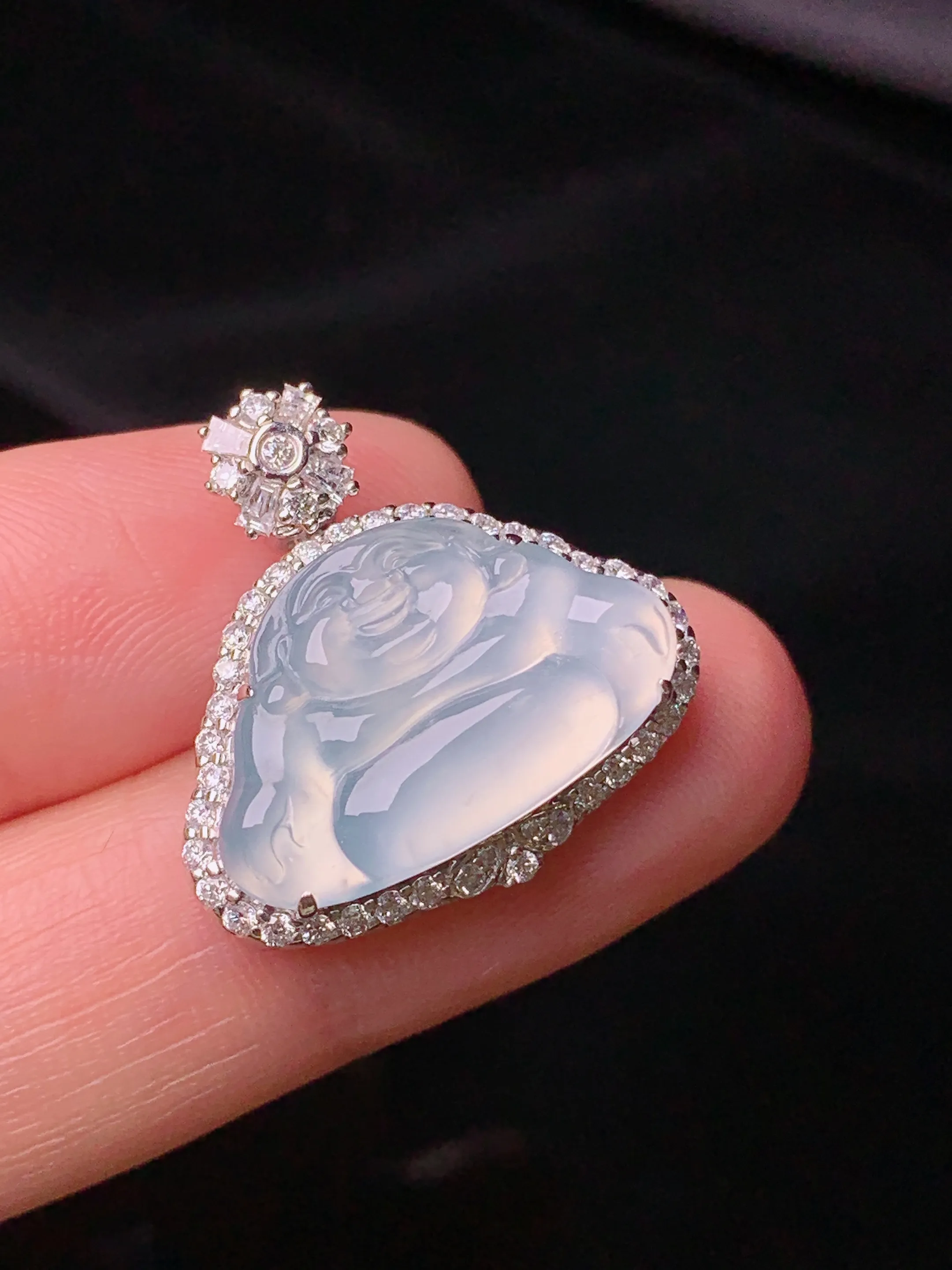 18k金钻镶嵌吊坠 玉质细腻 色泽清新艳丽 整体尺寸22.2*22*6.3