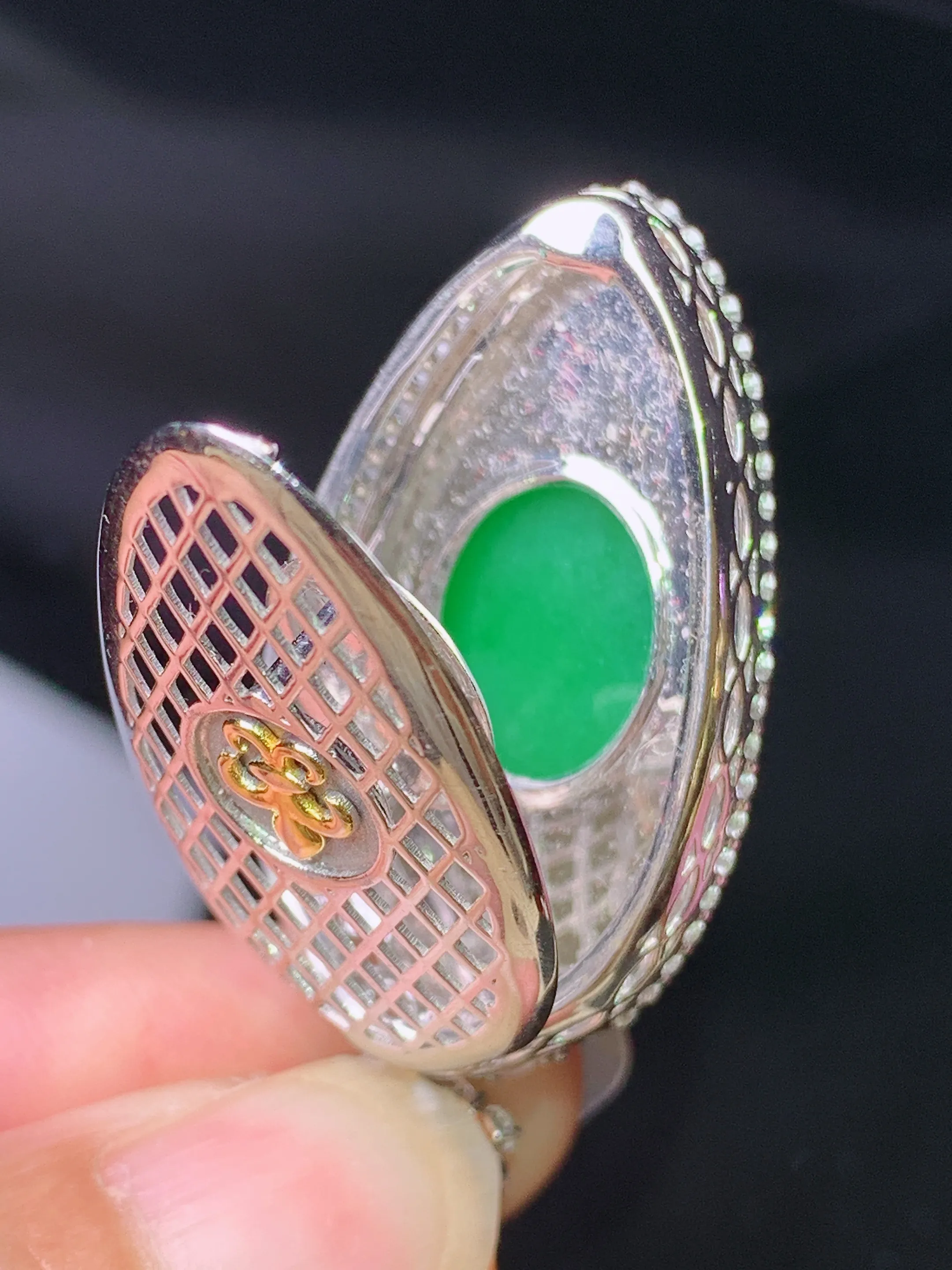 18k金钻镶嵌翠绿福瓜吊坠 玉质细腻 色泽清新艳丽 整体尺寸43.8*20.7*10.3