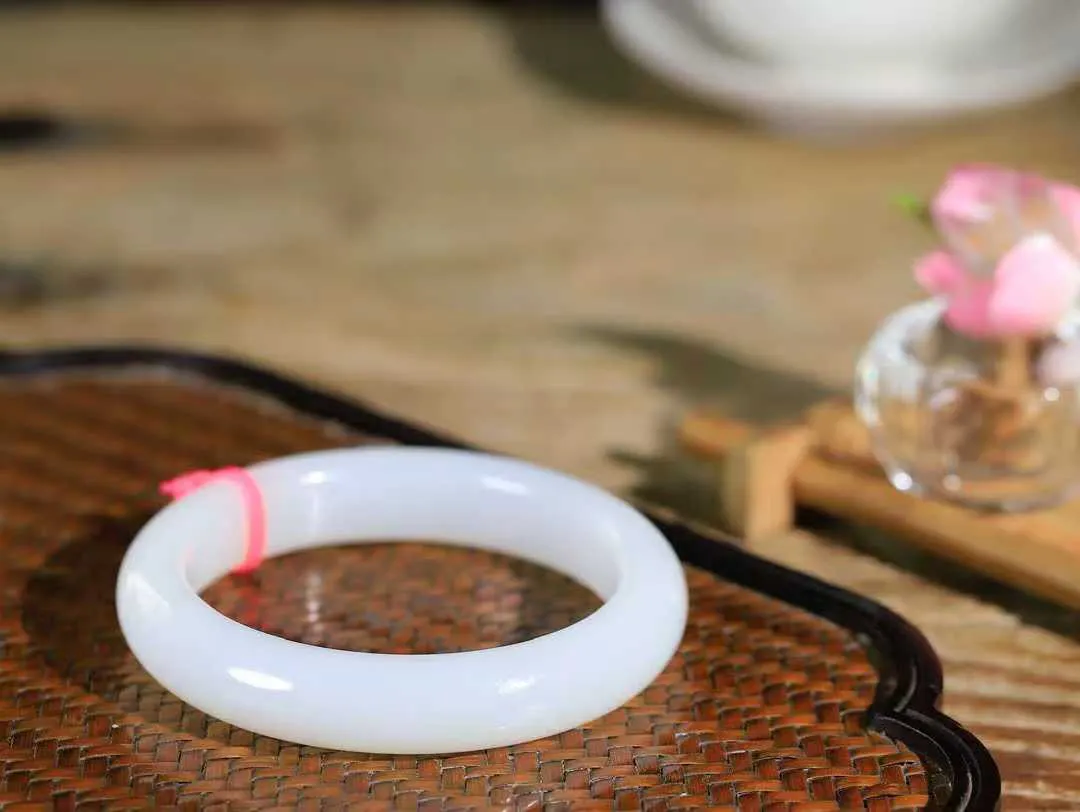 【花样年华·手镯】

精品和田玉白玉手镯，质地油润细腻，色泽高贵典雅，镯型古朴典雅。在诗情画意的雨巷