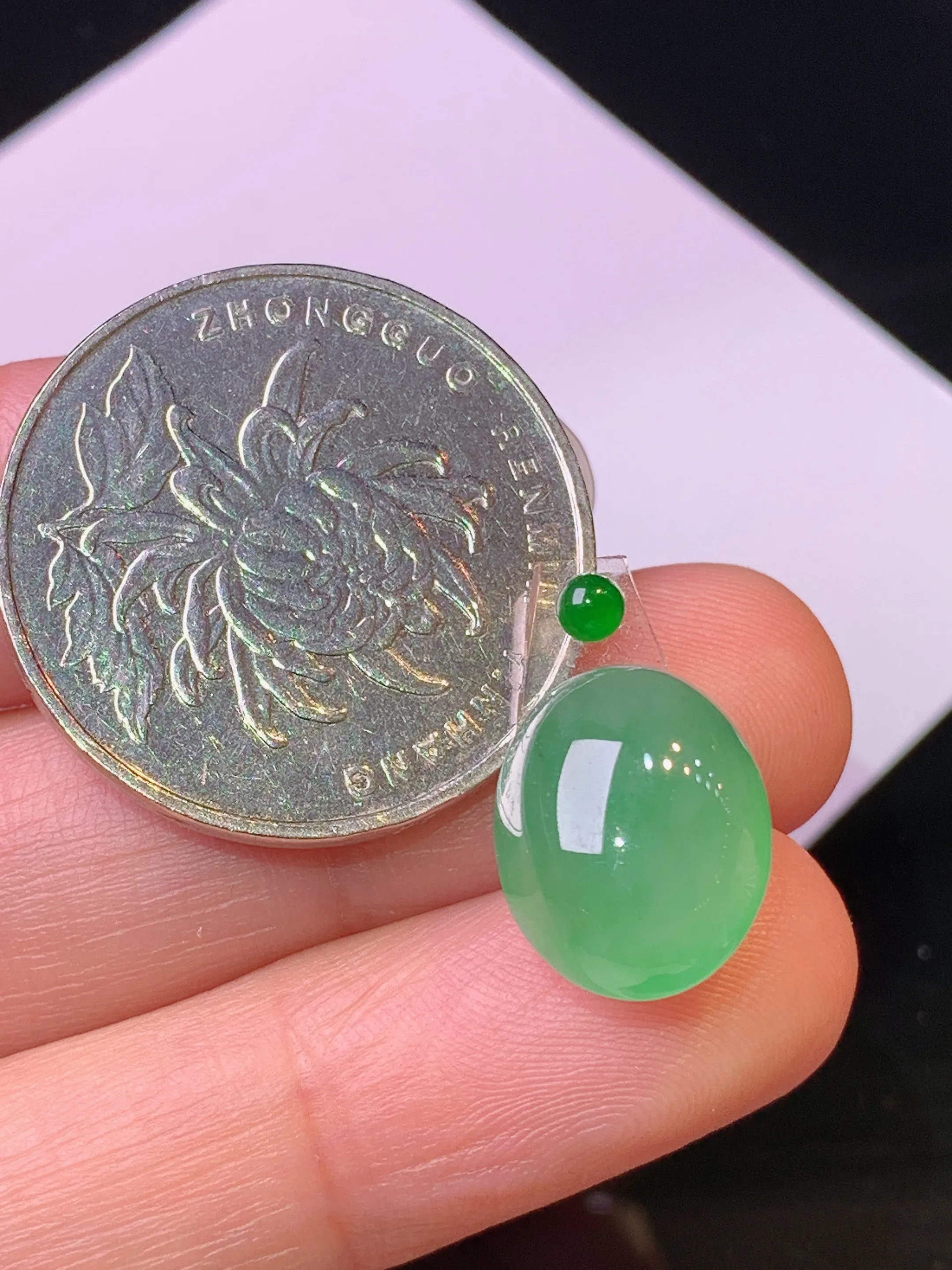 镶嵌款 浅绿蛋面吊坠 玉质细腻 色泽清新艳丽 整体尺寸13.5*10.8*7