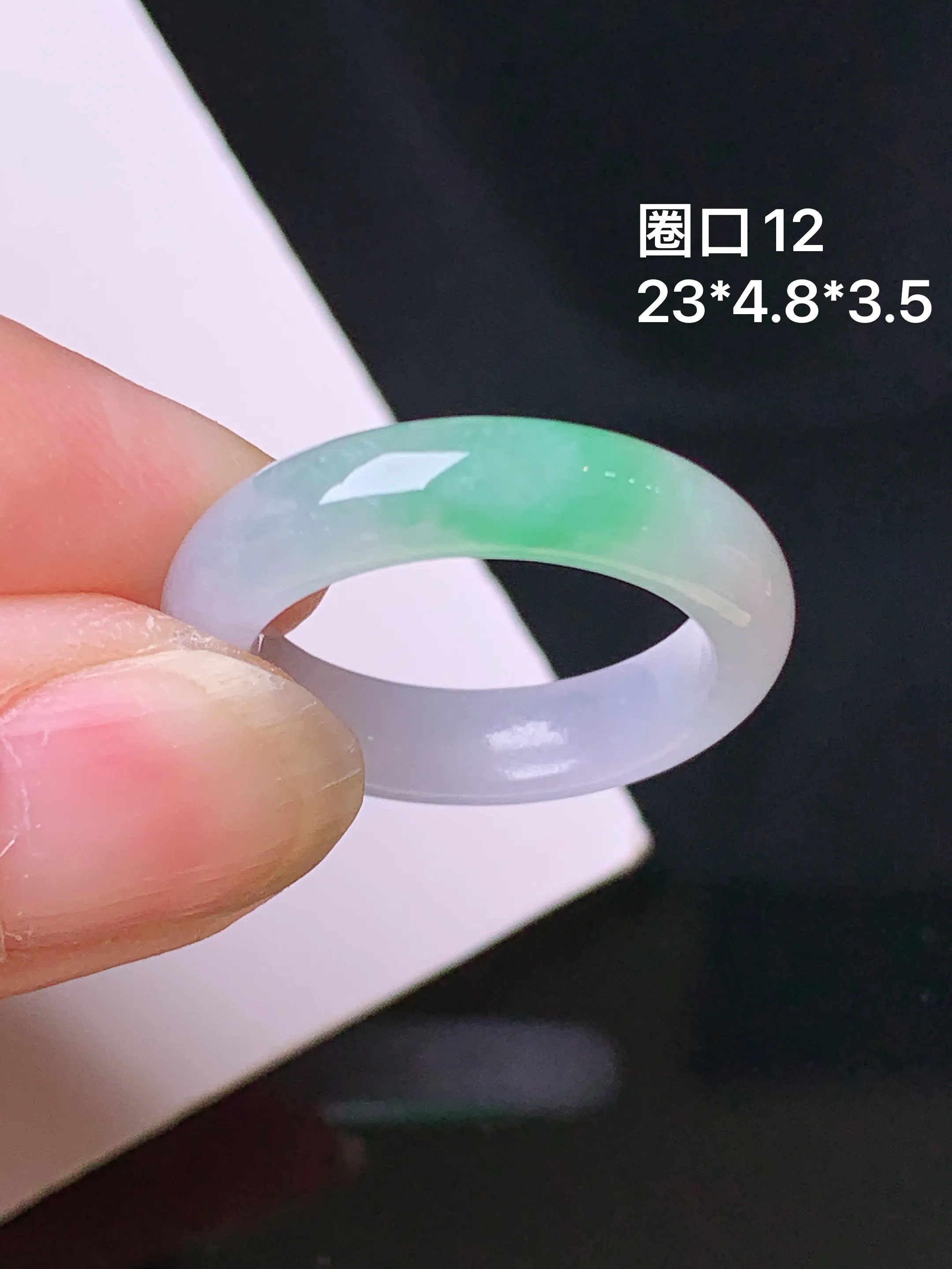 飘绿指环 玉质细腻 色泽清新艳丽 整体尺寸23*4.8*3.5 圈口12