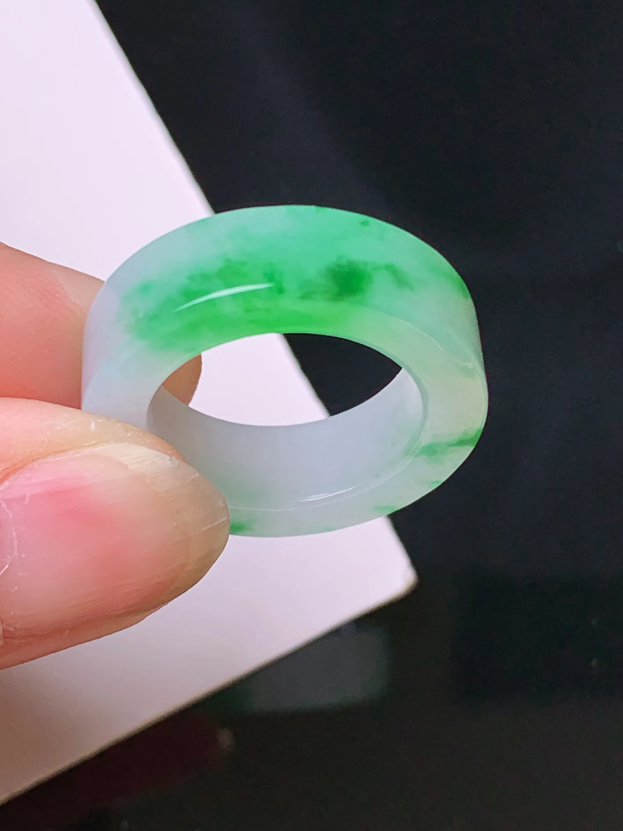 飘绿指环 玉质细腻 色泽清新艳丽 圈口10 整体尺寸23*6.2*3.8