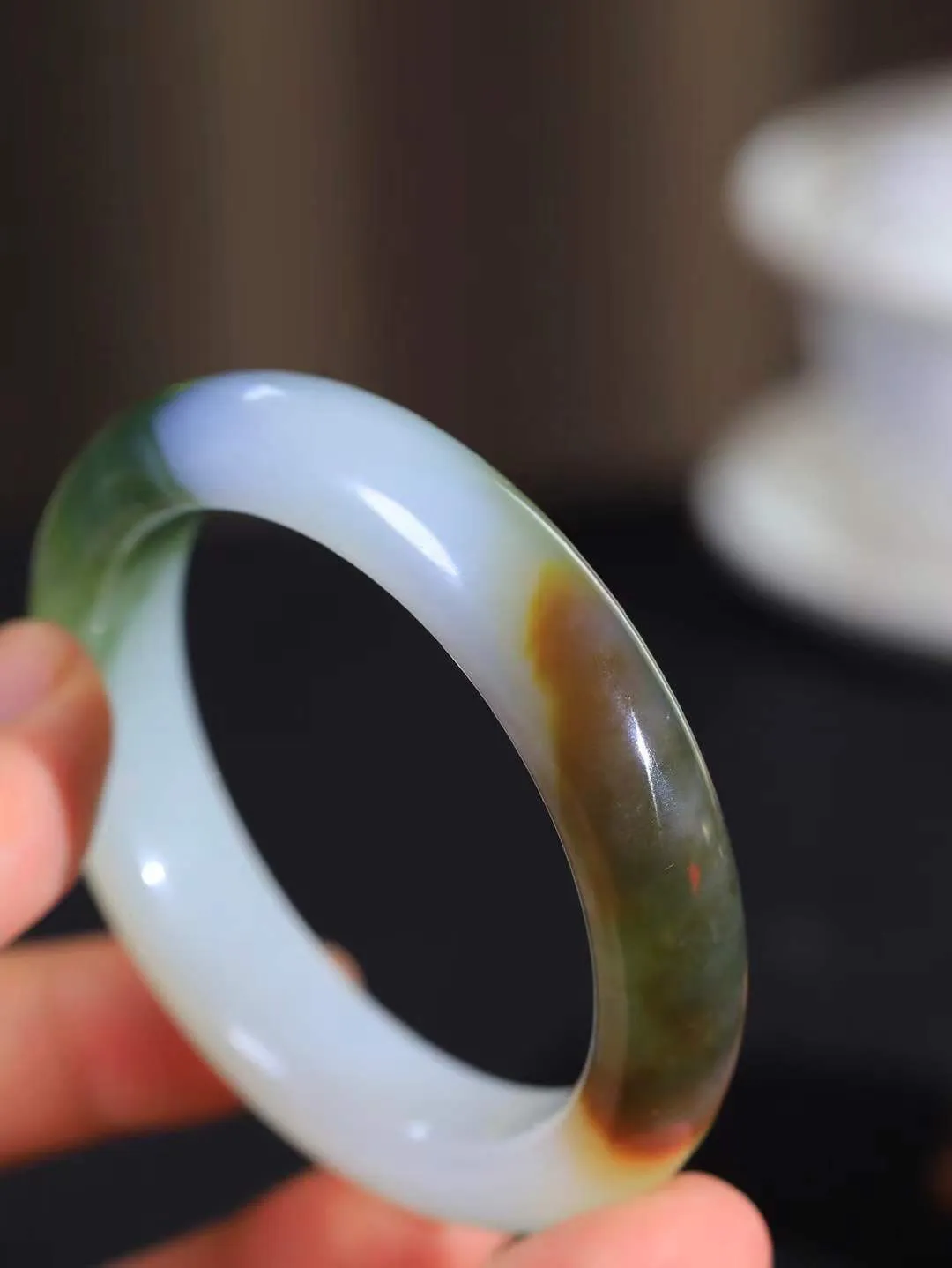 [温润如玉.手镯]

收藏级臻品️和田玉三色手镯。玉质温润细腻 油性十足 手感舒适，高华雅逸，线条流畅，简约大气，美自天成，素雅高贵。佩戴于腕间，婉约之美，举手投足间透出那份低调奢华。重62.7克 内径55.5mm尺寸13.3-9.4mm 781152214A