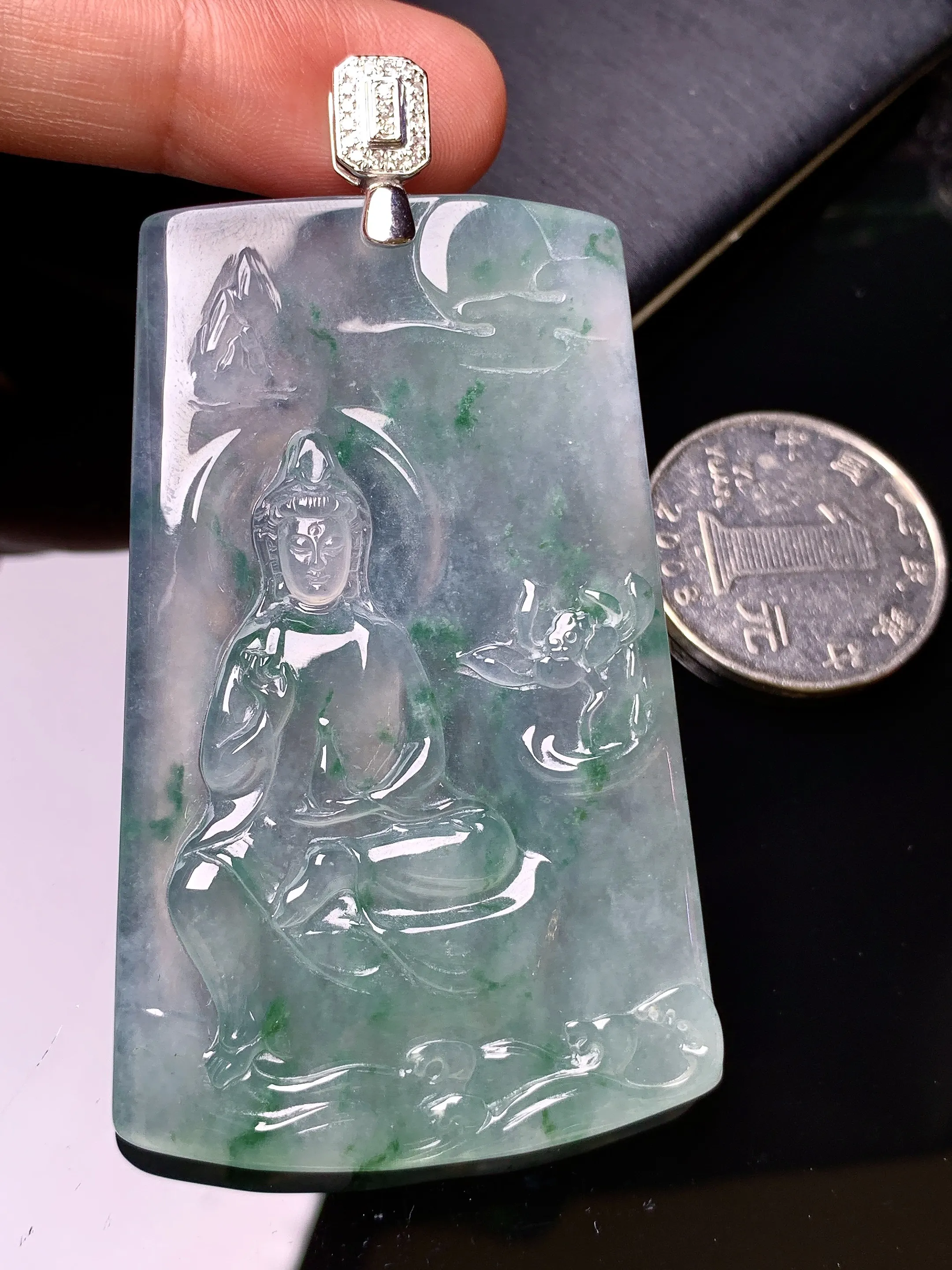 18k金钻镶嵌冰种飘绿观音菩萨吊坠 玉质细腻 色泽清新艳丽 整体尺寸71.6*39.8*5