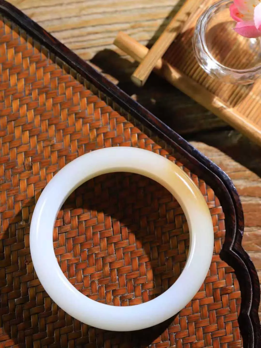 【暖玉生香·手镯】

收藏级臻品️和田玉糖白玉手镯，质地油润细腻，色泽高贵典雅，镯型古朴典雅。在诗情画意的雨巷相遇，你是我腕间的一抹风情，有你眸有深情，清风荡漾湖间静水，我愿俯身低眉，在烟波涟漪处，寻你深情倩影。内径58mm 尺寸18.5-9.9mm 重96.3克451101432A