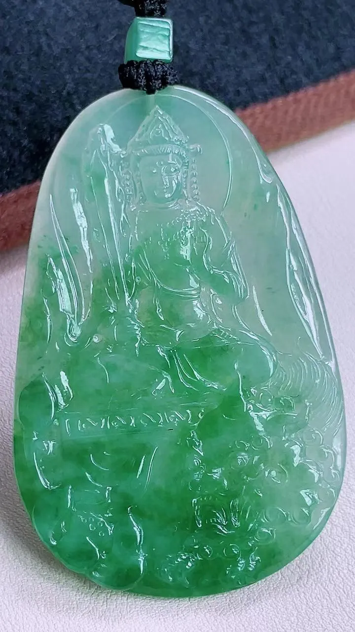 【翡翠名称】老坑种冰飘绿文殊菩萨翡翠挂件
【翡翠尺寸】71/46/5mm
【翡翠描述】缅甸天然翡翠A货，种老水足，玉质细腻，色泽靓丽，性价比高，佩戴效果好！