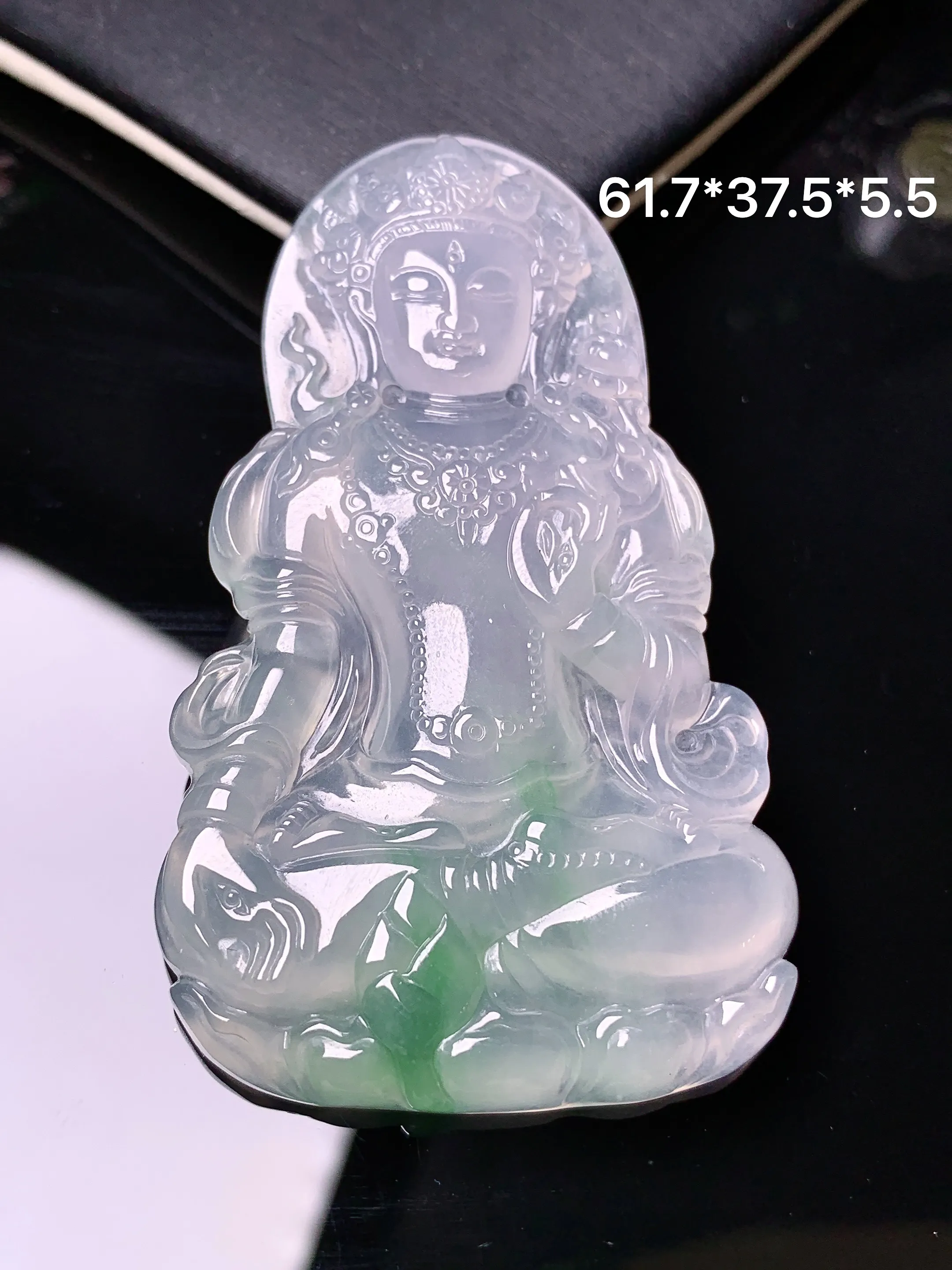 飘绿度母观音菩萨吊坠 玉质细腻 色泽清新艳丽 整体尺寸61.7*37.5*5.5