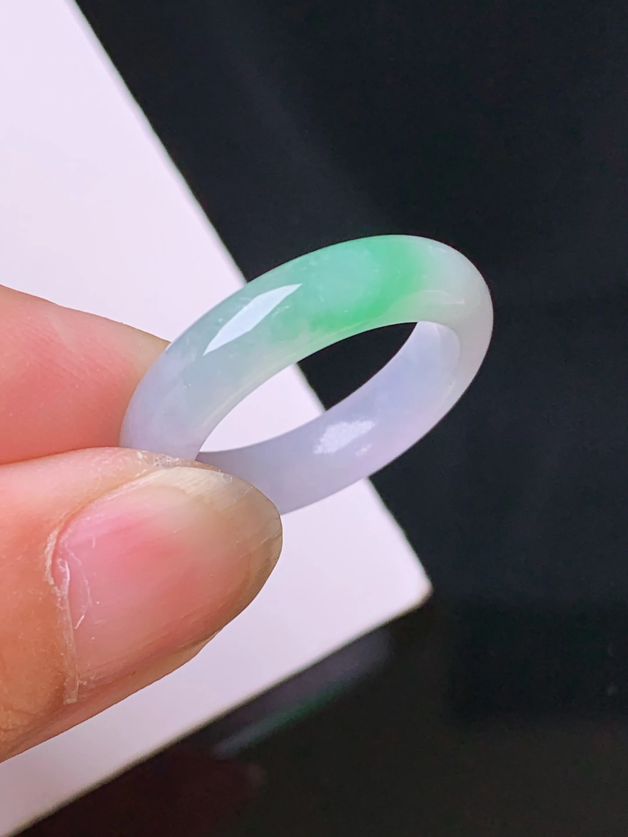 飘绿指环 玉质细腻 色泽清新艳丽 整体尺寸23*4.8*3.5 圈口12