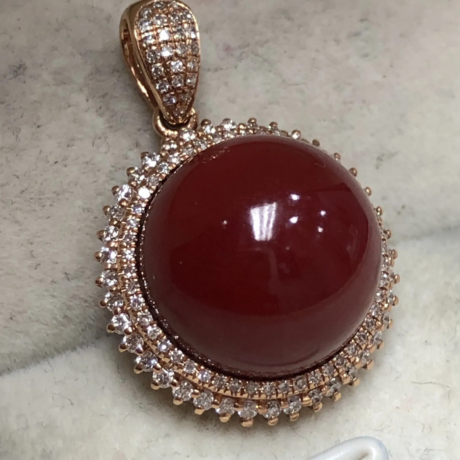 【天然牛血红珊瑚12.2mm圆珠豪气吊坠】传承佩戴收藏！天然无添加，无优化，日本阿卡材料，颜色赤血牛血红色，18k金双层钻石满钻镶嵌，吊坠裸石尺寸12.2*12.2mm，整体尺寸23.8*16.2*13.2mm，重量为4.53克。没有白芯没有虫眼！