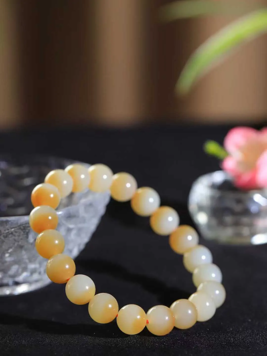 【珠圆玉润.手串】

新疆和田且末料糖白玉珠圆玉润手串 玉质温润细腻  整串打磨圆润，佩戴舒适。珠珠落玉盘，间关莺语花底滑，一生美好时光，无论身在何处，都有它相伴相守。事事顺遂，幸福美满，吉祥如意。重30.4克 尺寸取一9.9mm  FDA-221101433