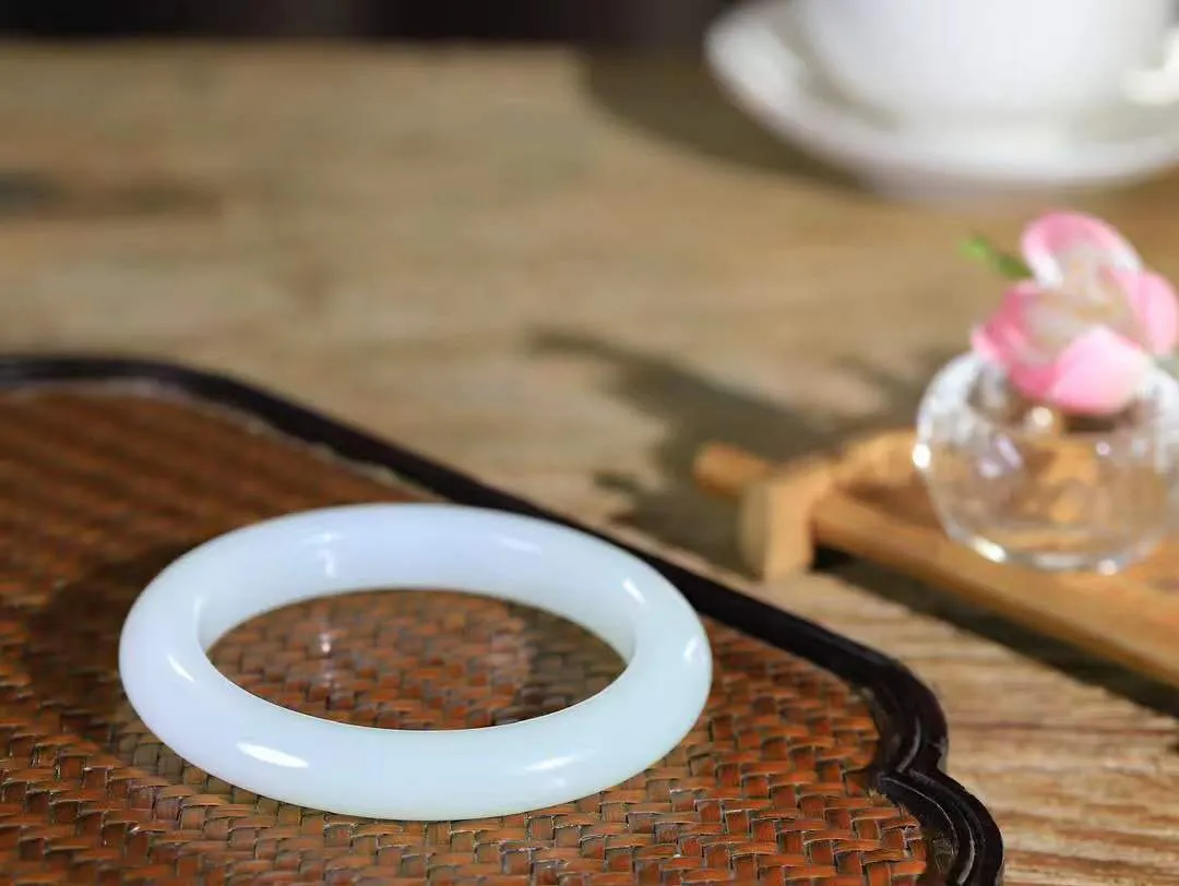 （一见倾心.手镯）

收藏级臻品和田玉白玉双色手镯，玉质温润细腻 油性十足 手感舒适，高华雅逸，线