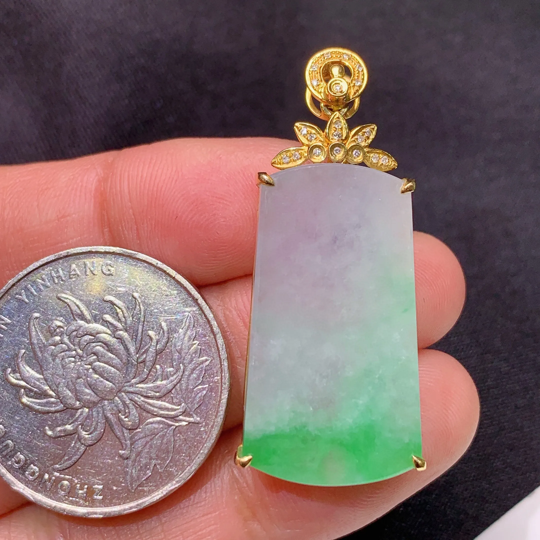 冰飘绿无事牌吊坠，18k金镶嵌，冰润色阳，玉质细腻，种水足，整体尺寸38.7*16.6*5.8