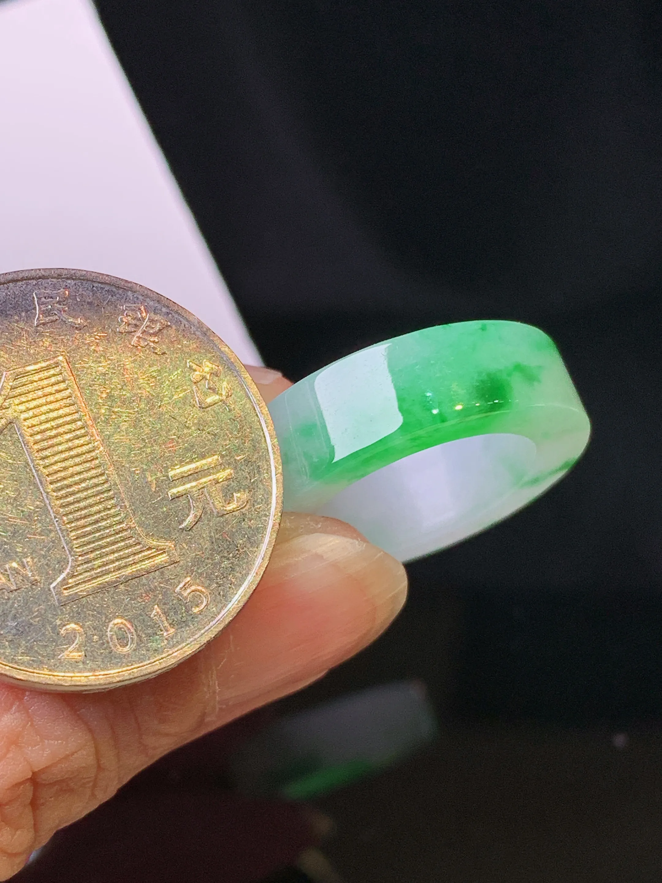 飘绿指环 玉质细腻 色泽清新艳丽 圈口10 整体尺寸23*6.2*3.8