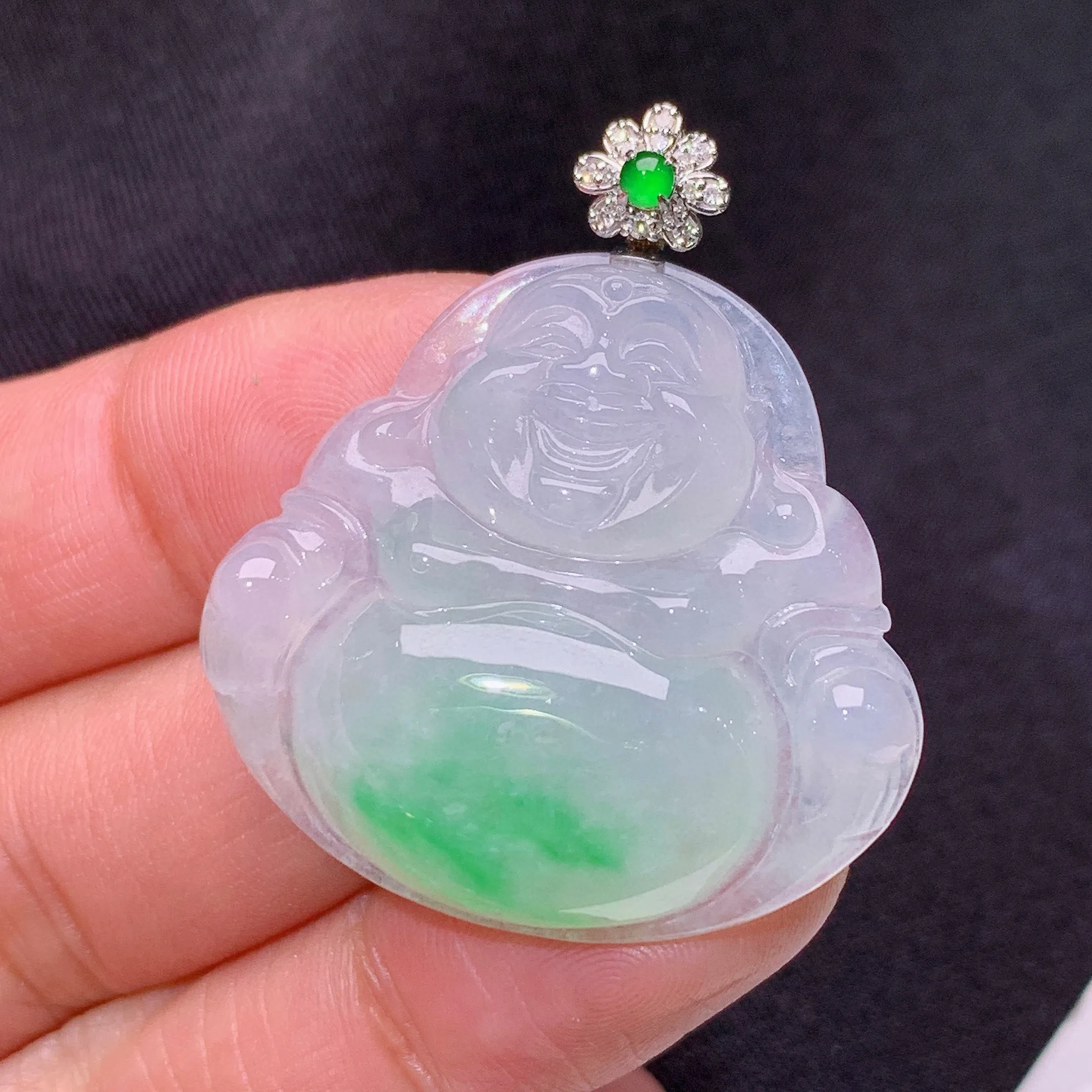 冰飘绿笑佛吊坠，18k金镶嵌，冰润细腻，品相饱满，种水足，整体尺寸36.7*32.1*6.2