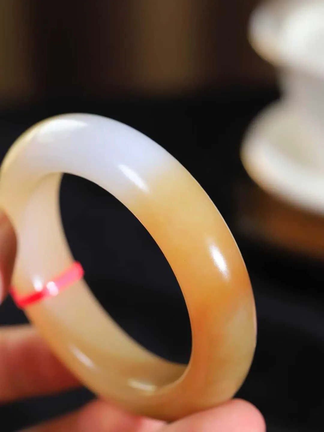 （一见倾心.手镯）

精品和田玉糖白玉手镯，玉质温润细腻 油性十足 手感舒适，高华雅逸，线条流畅，简约大气，美自天成，素雅高贵。佩戴于腕间，婉约之美，举手投足间透出那低调奢华。重81克 尺寸54-15.2-10.5mm161151430T