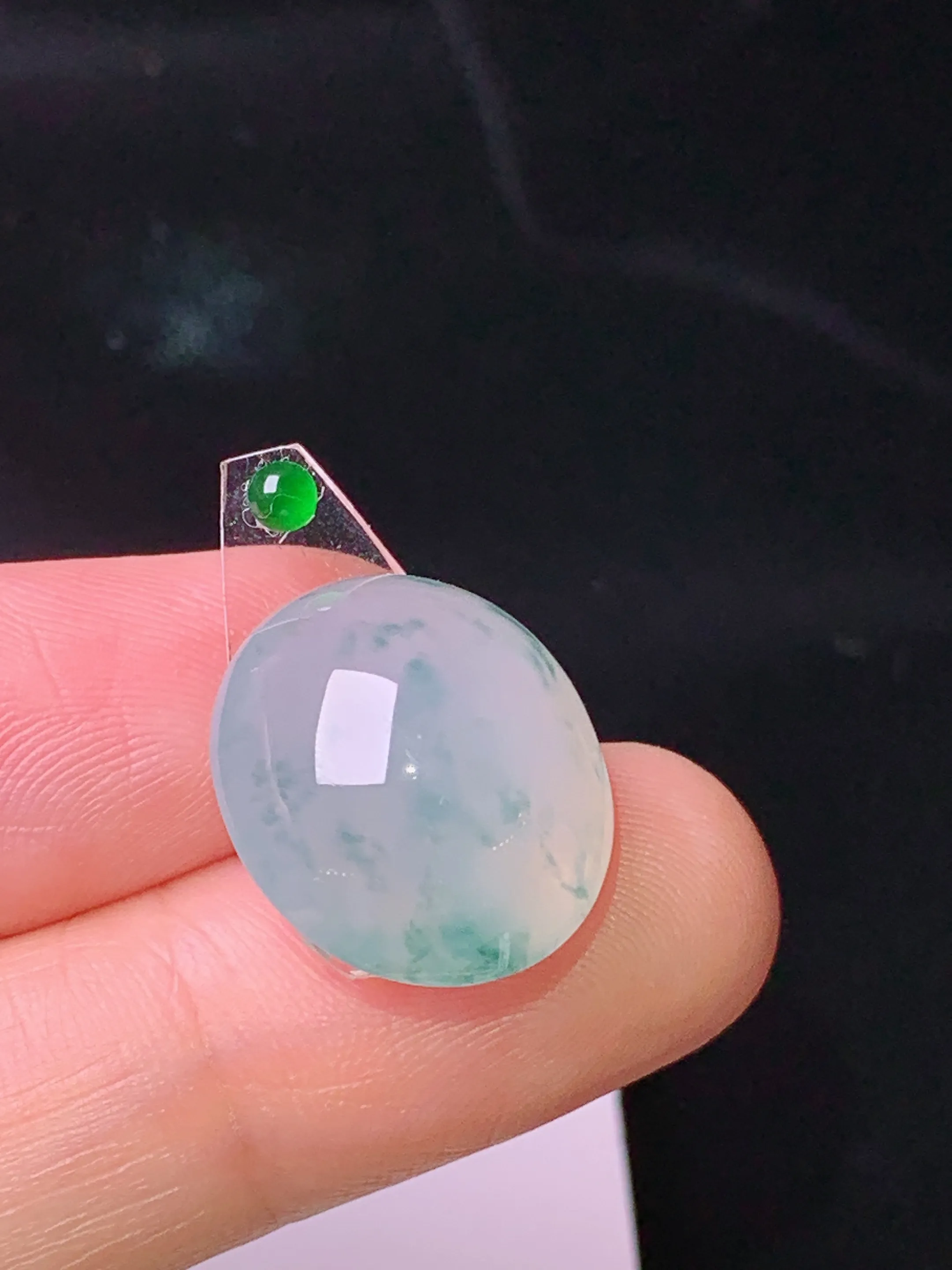 镶嵌款 冰种飘绿蛋面吊坠 玉质细腻 色泽清新艳丽 整体尺寸17.2*15.5*9.6